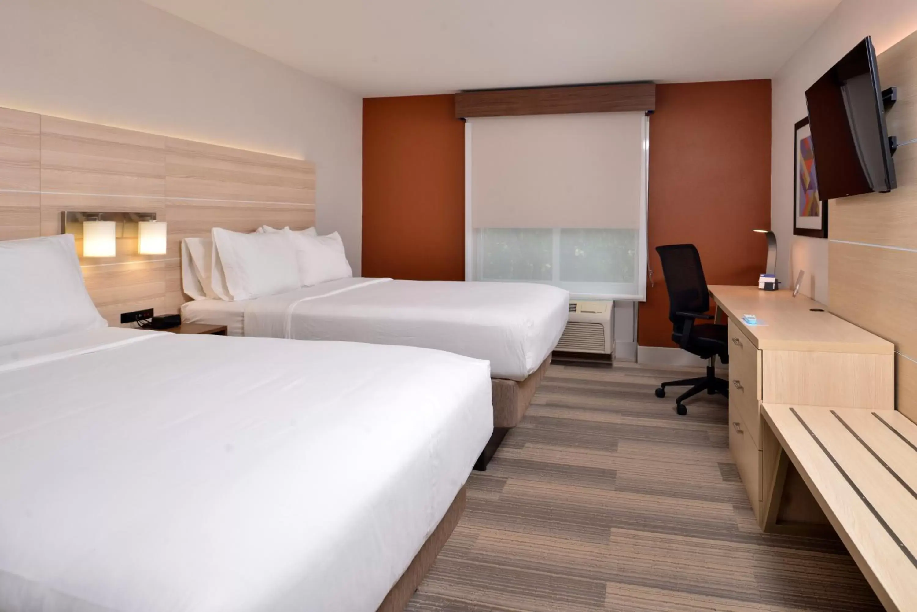 Photo of the whole room, Bed in Holiday Inn Express Hotel & Suites Cincinnati - Mason, an IHG Hotel