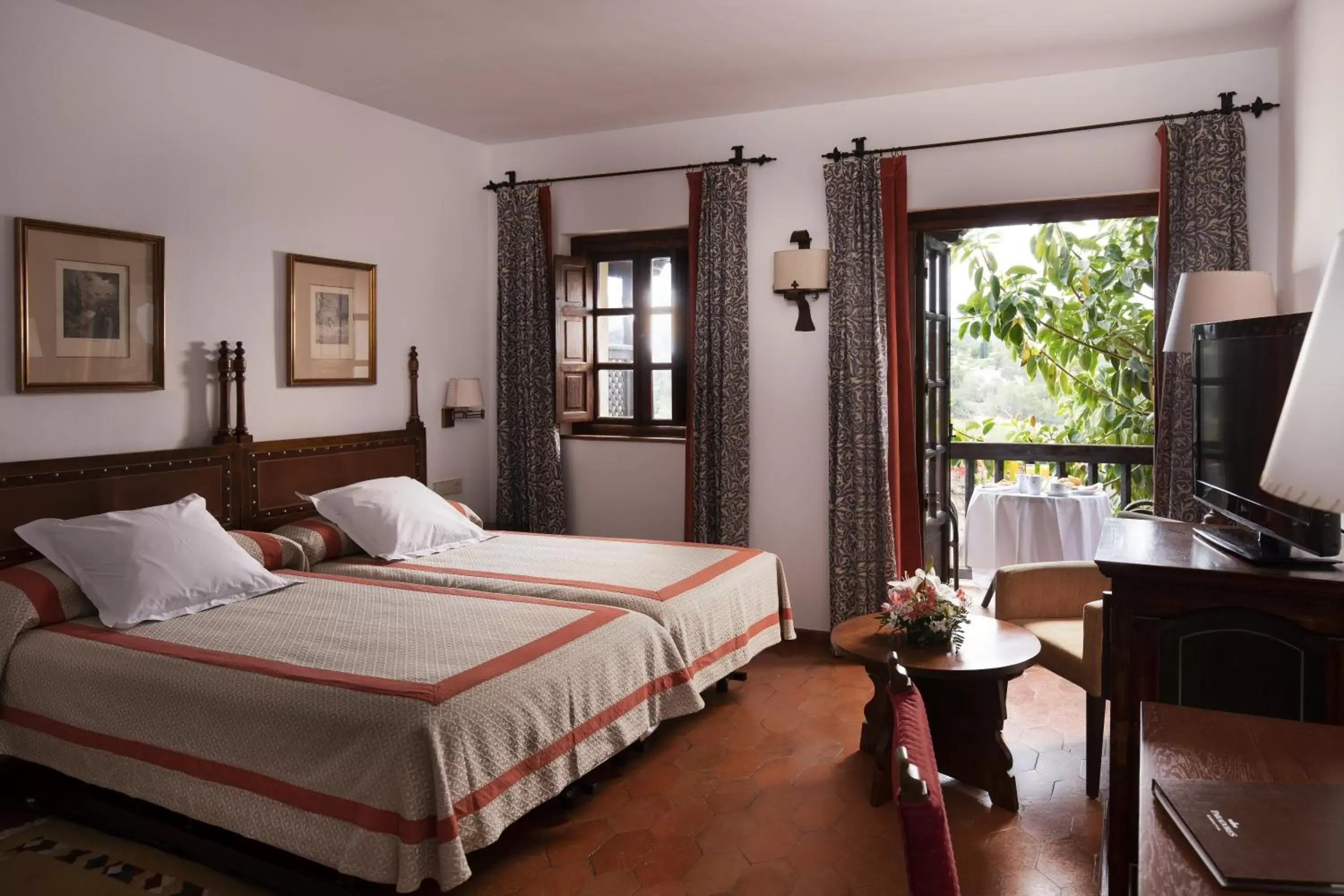 Photo of the whole room, Bed in Parador de Tortosa