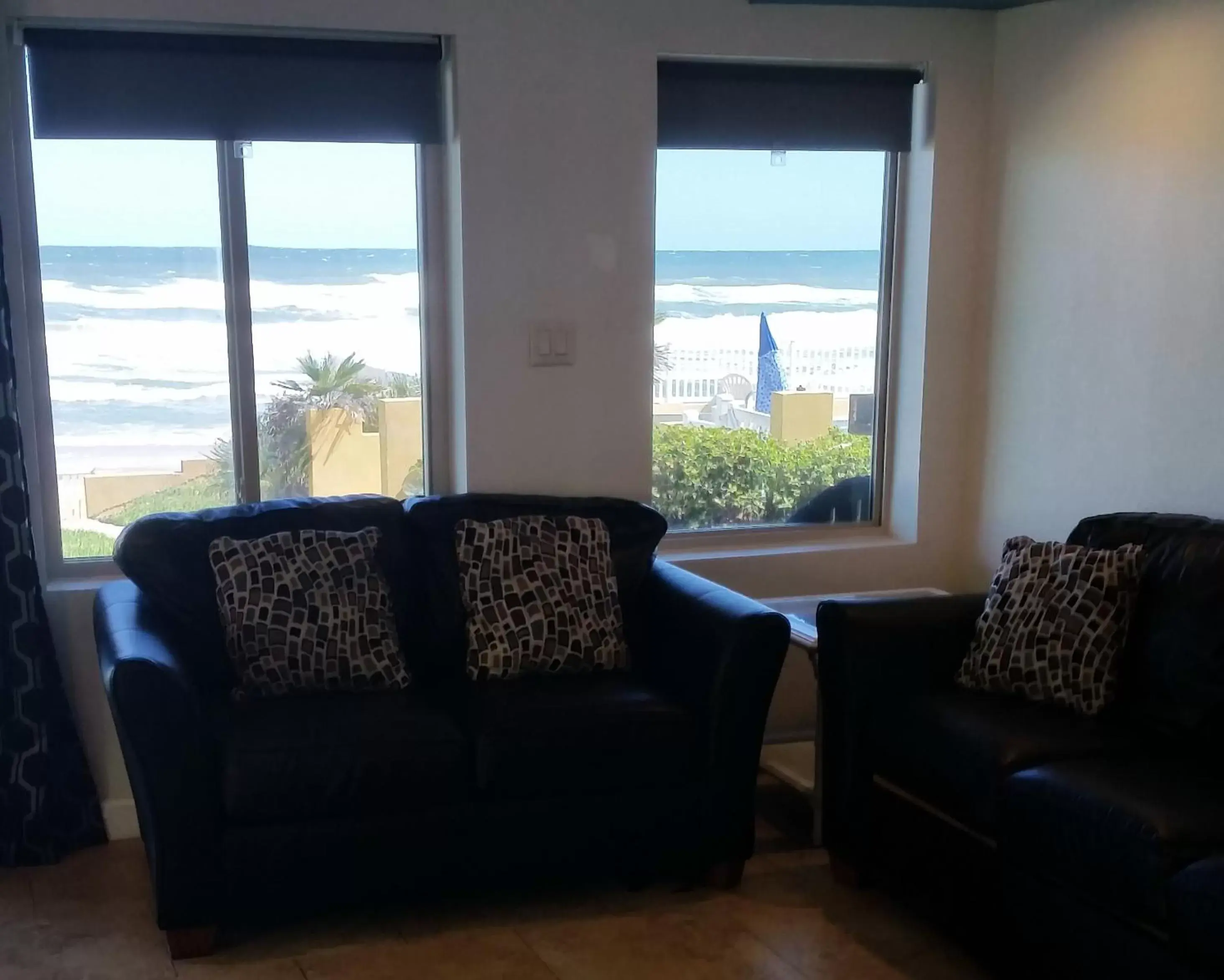 Living room, Seating Area in Driftwood Beach Motel