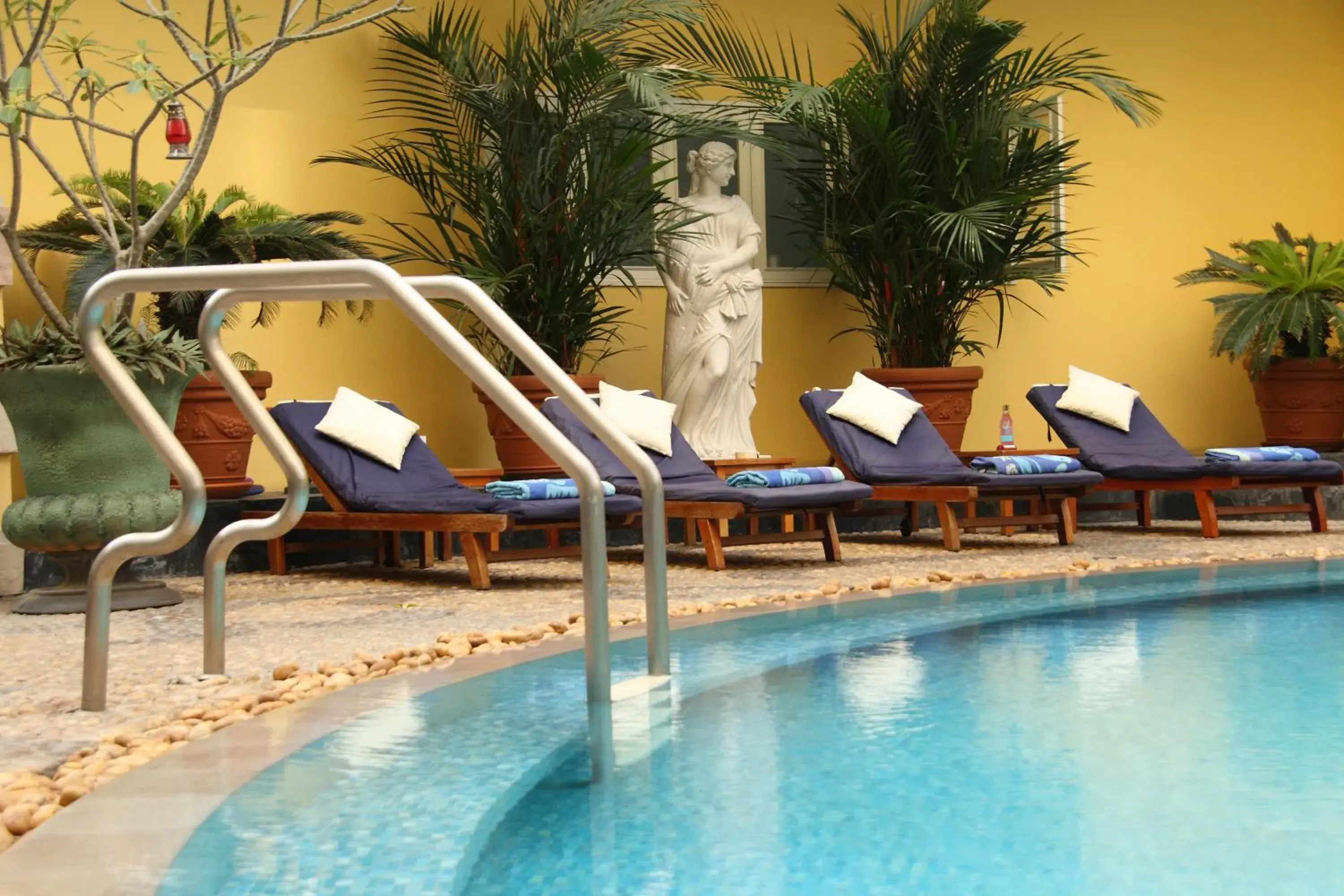 Garden, Swimming Pool in Four Seasons Place Hotel