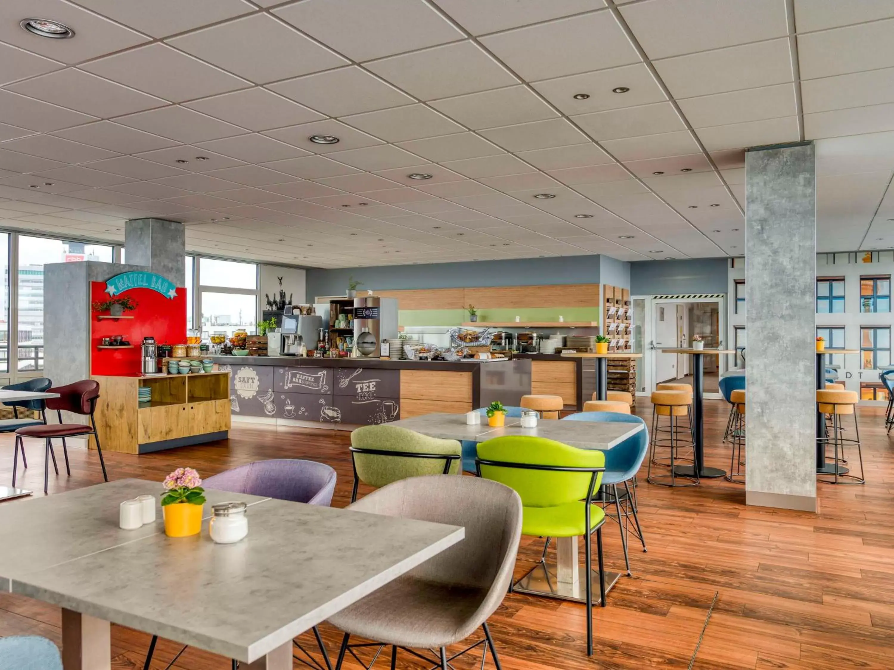 Breakfast, Lounge/Bar in ibis Berlin Messe