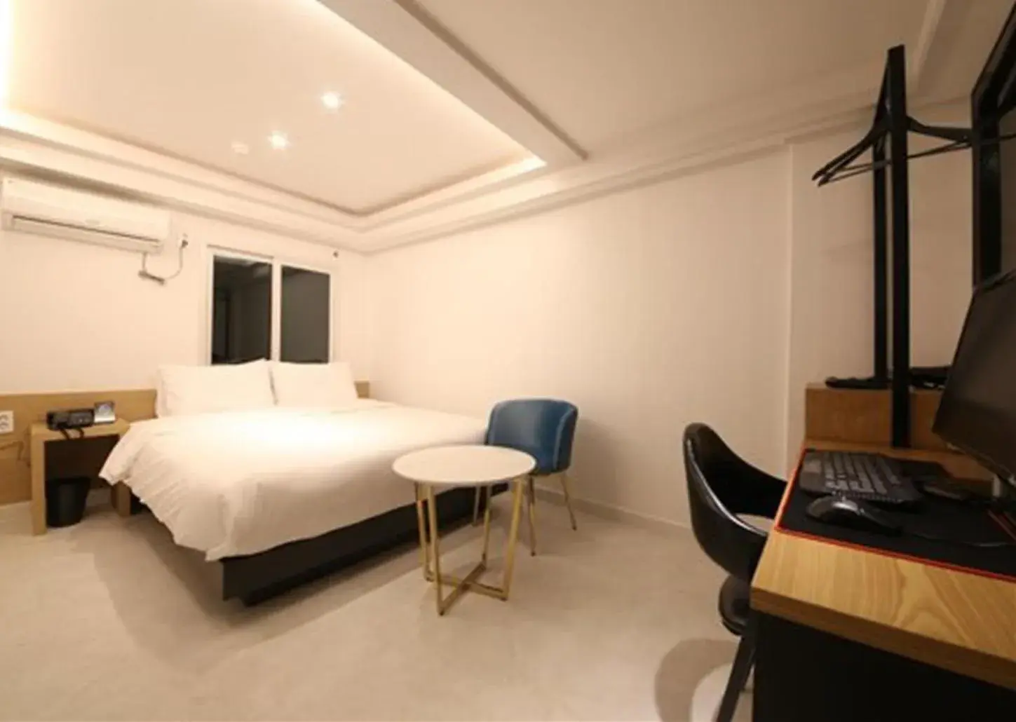 Photo of the whole room, Bed in Busan Seomyeon Business Hotel J7                                                                