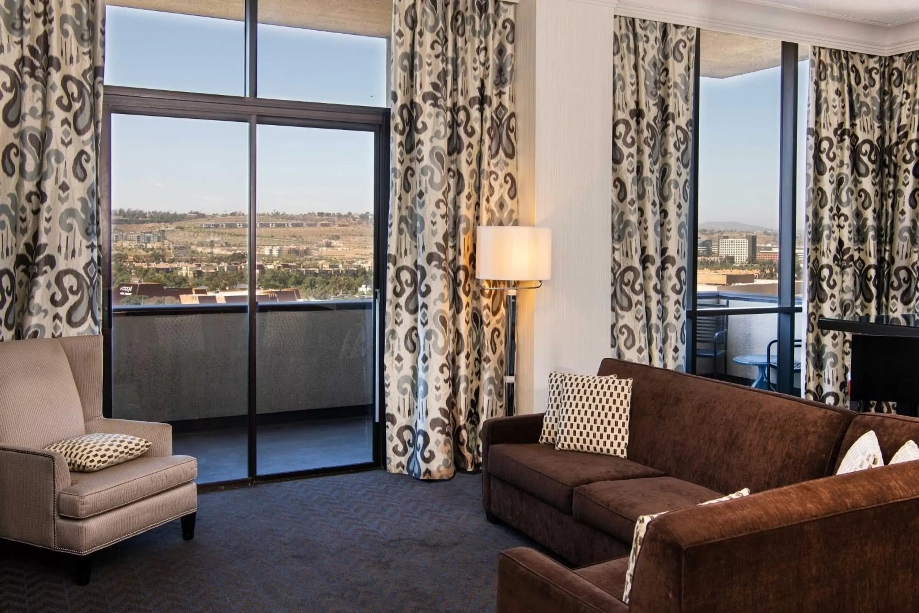 Living room, Seating Area in Sheraton Mission Valley San Diego Hotel