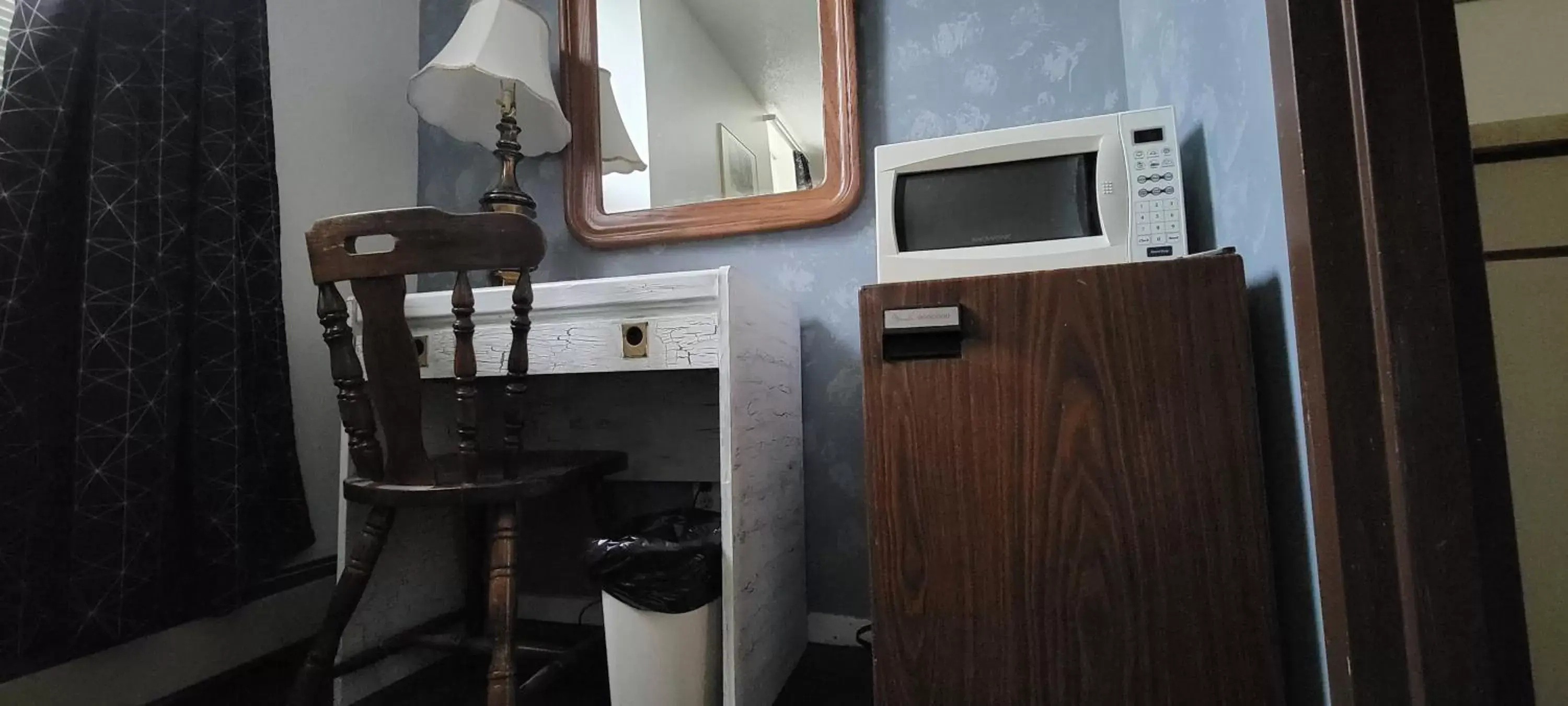 Kitchen or kitchenette, Bathroom in The Cosmopolitan Hotel