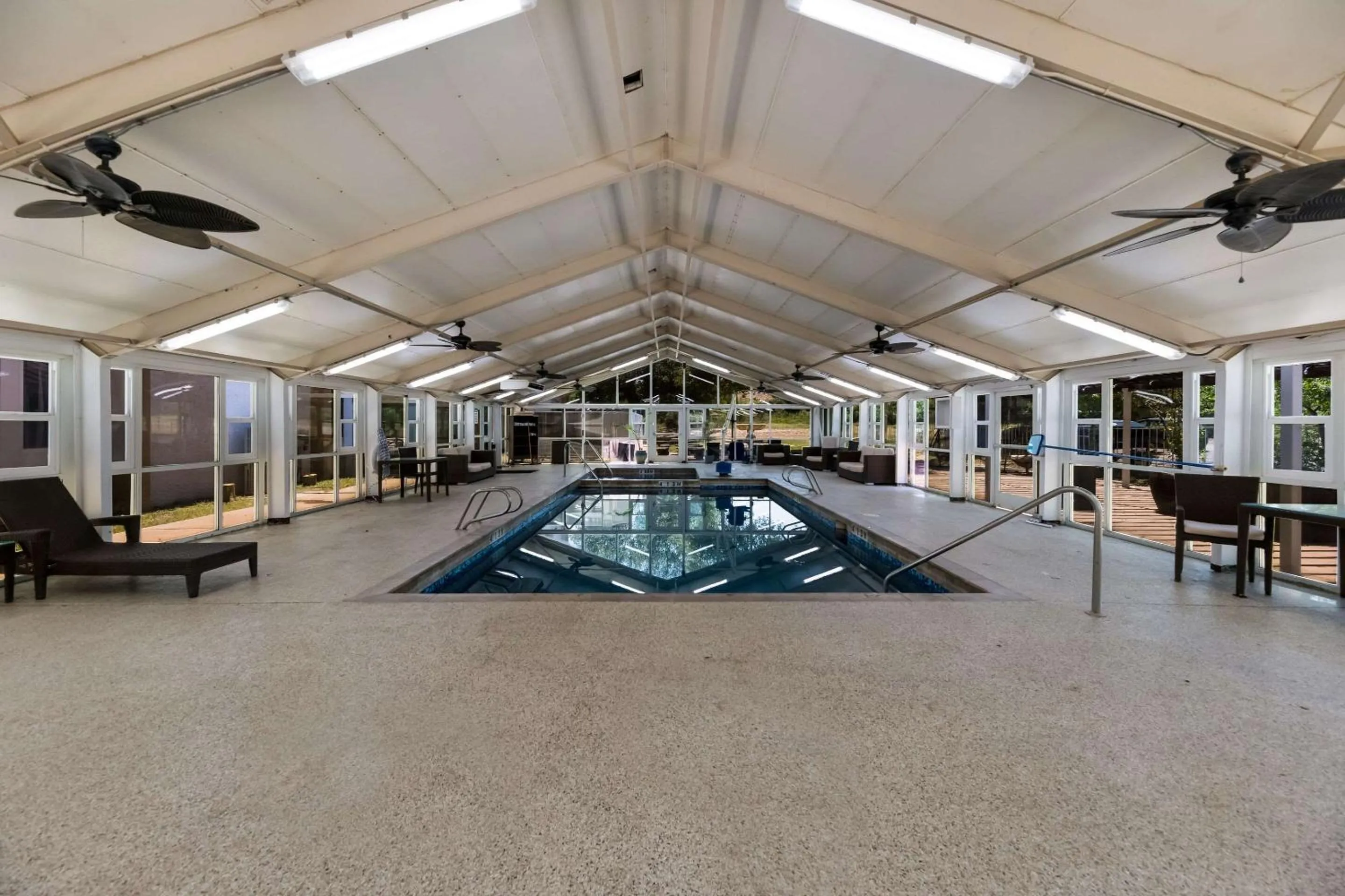 Swimming pool in Suburban Studios San Angelo near Convention Center