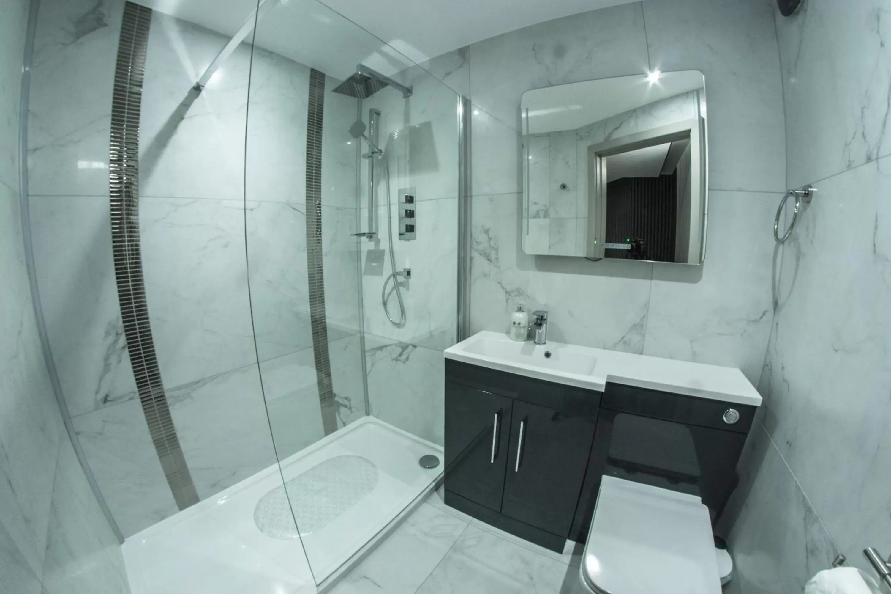 Shower, Bathroom in Quayside Hotel & Bar