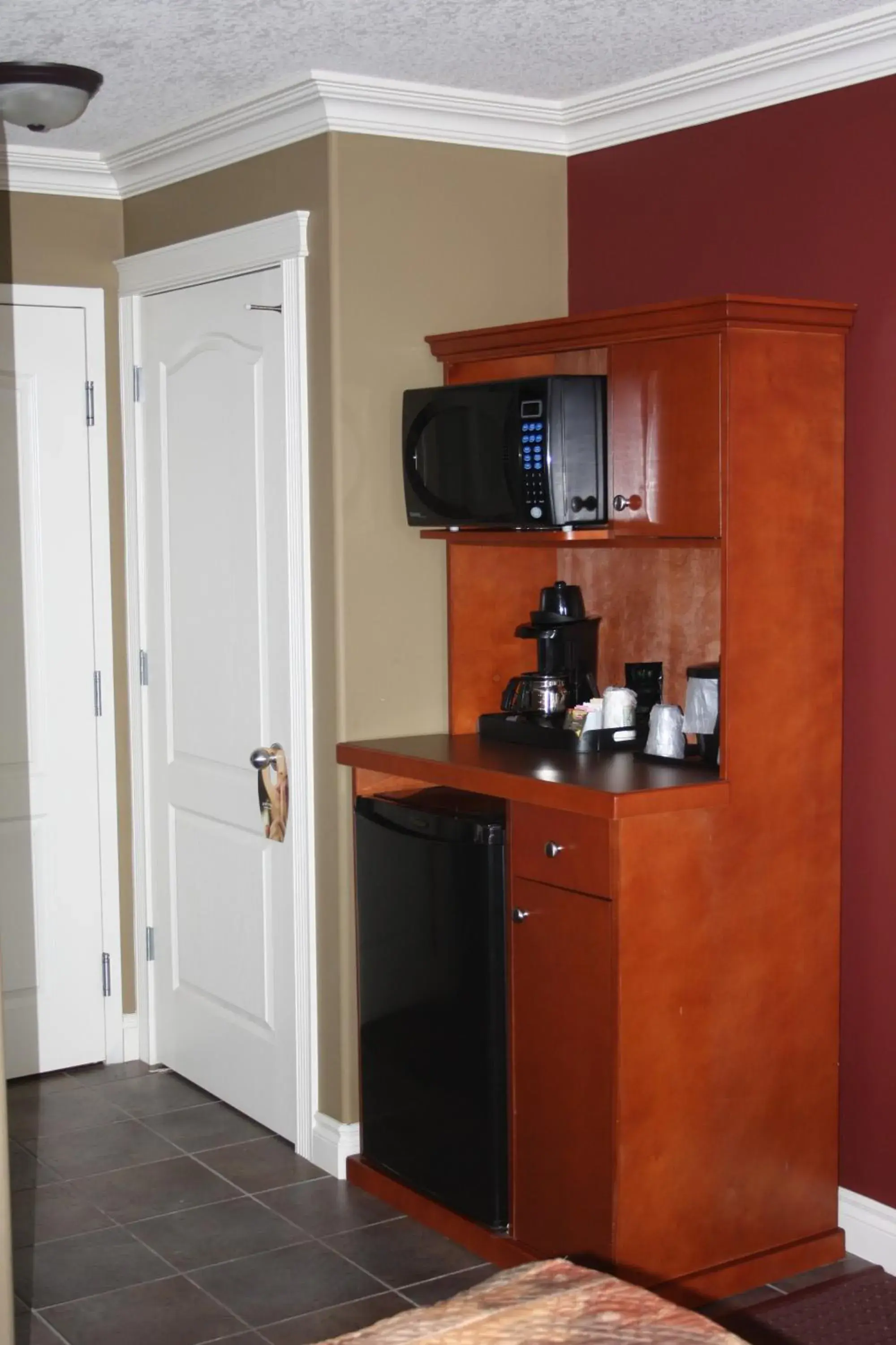 Coffee/tea facilities, Kitchen/Kitchenette in Lakeview Inns & Suites - Edson Airport West