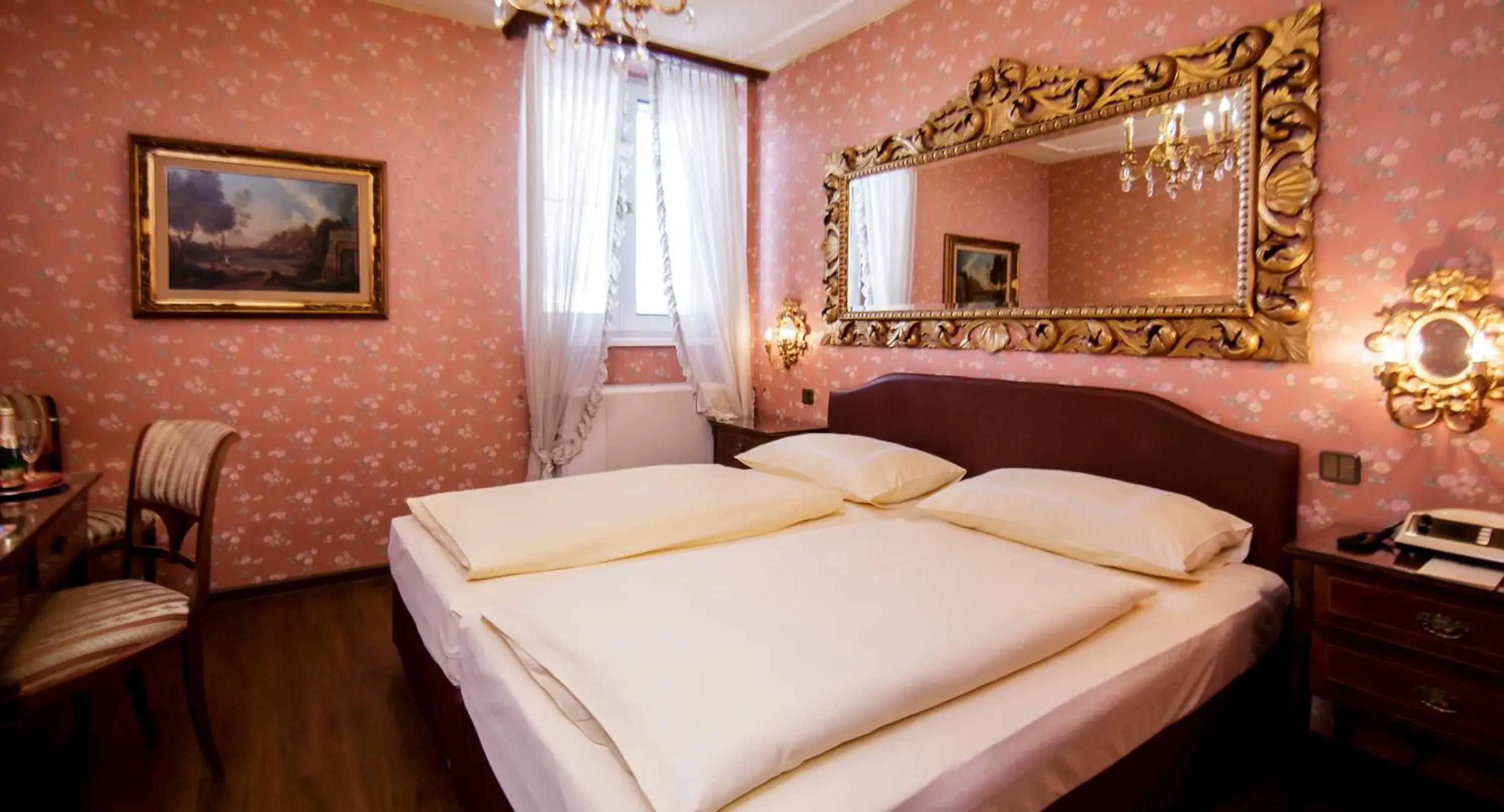 Photo of the whole room in Hotel Palais Porcia