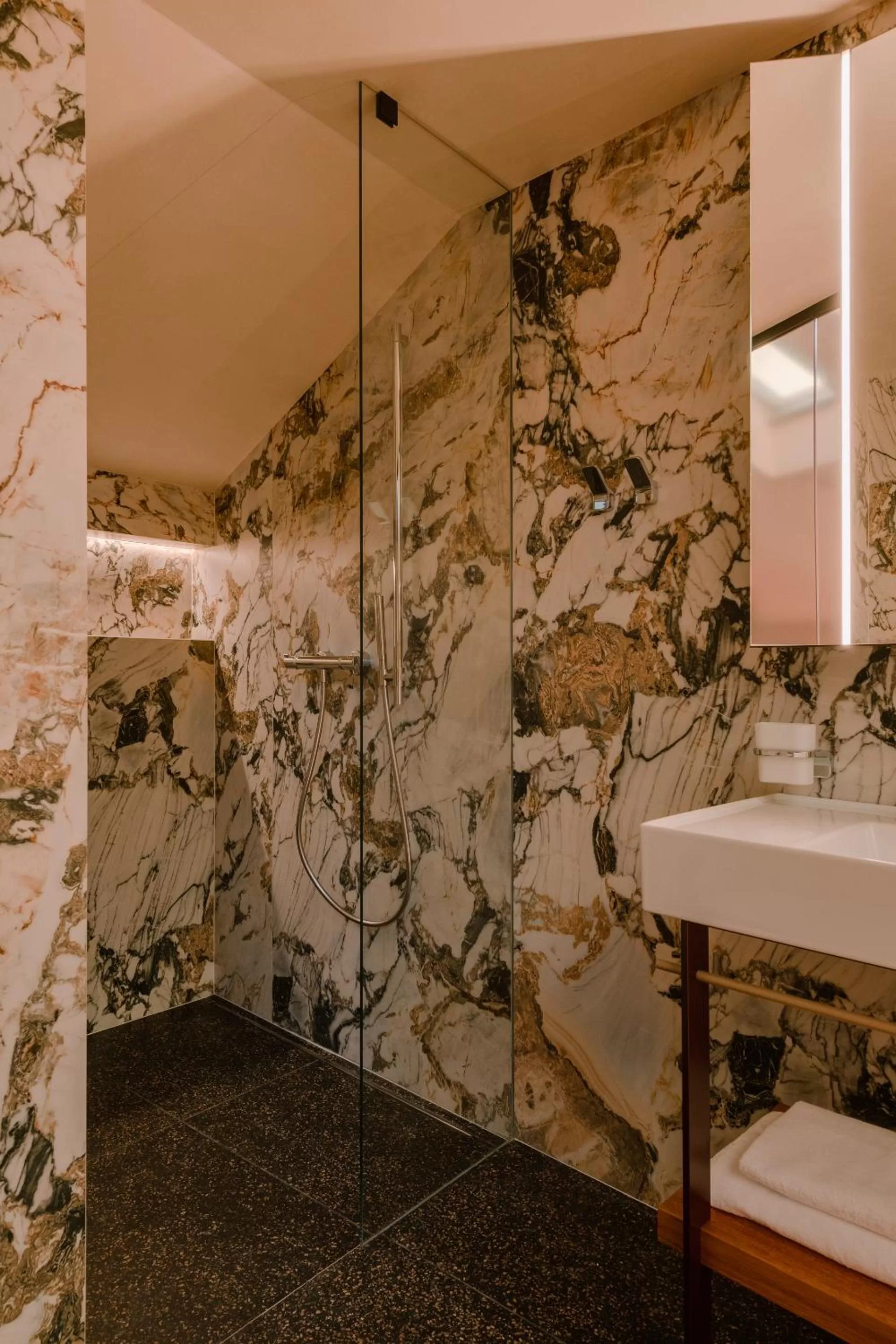 Bathroom in Warszauer Hotel