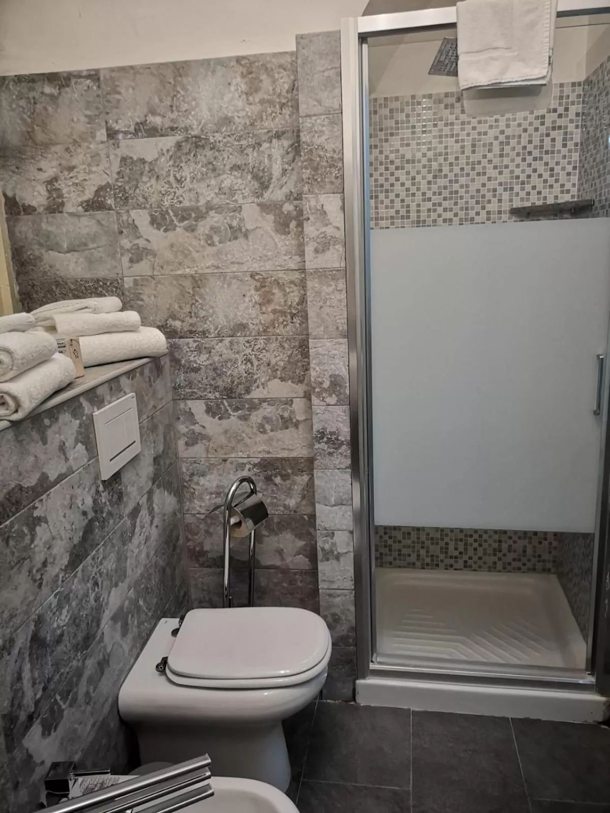 Shower in Hotel Sangiuliano 132 centro storico Catania