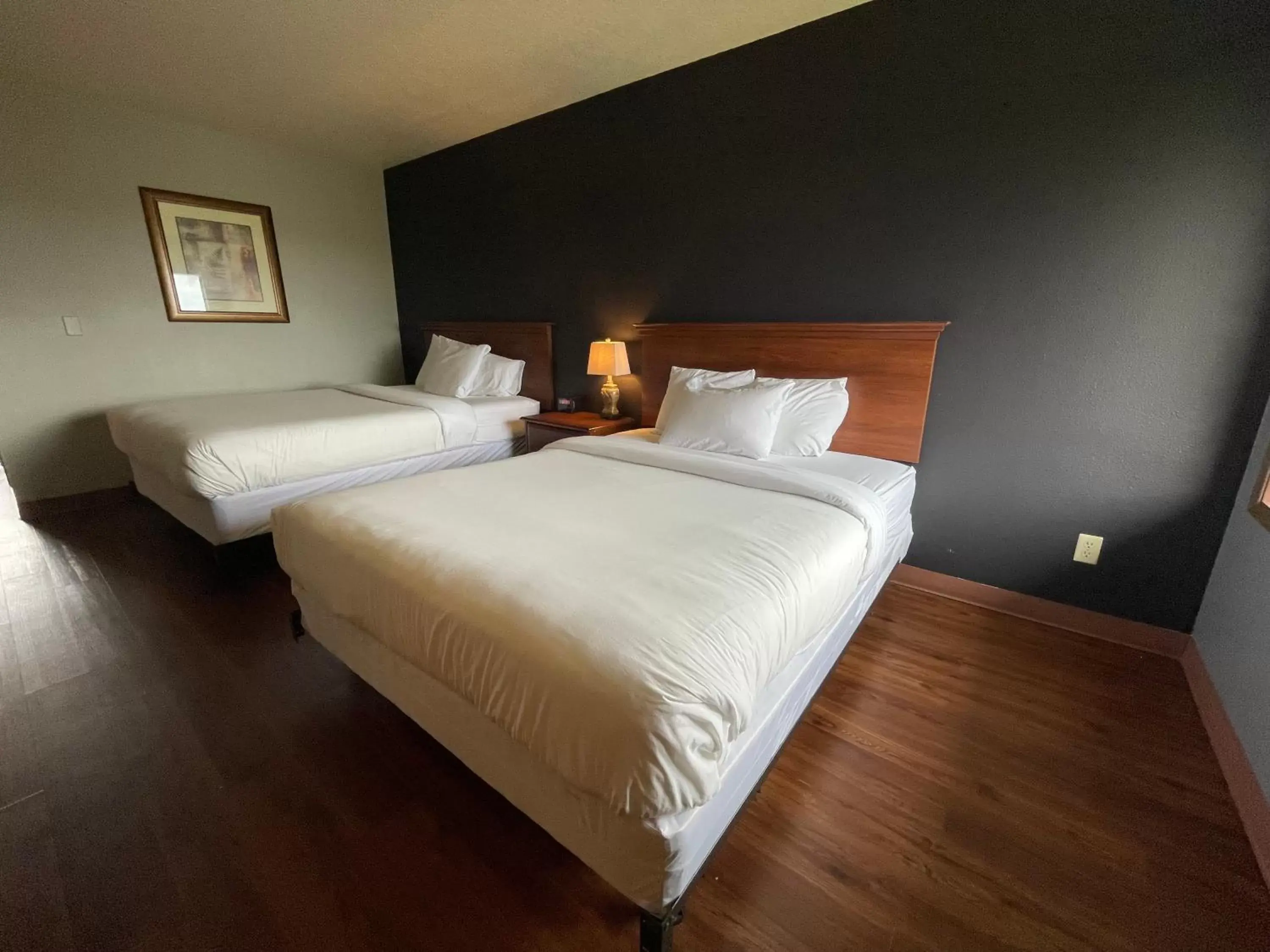 Bed in Sunnyside Inn and Suites