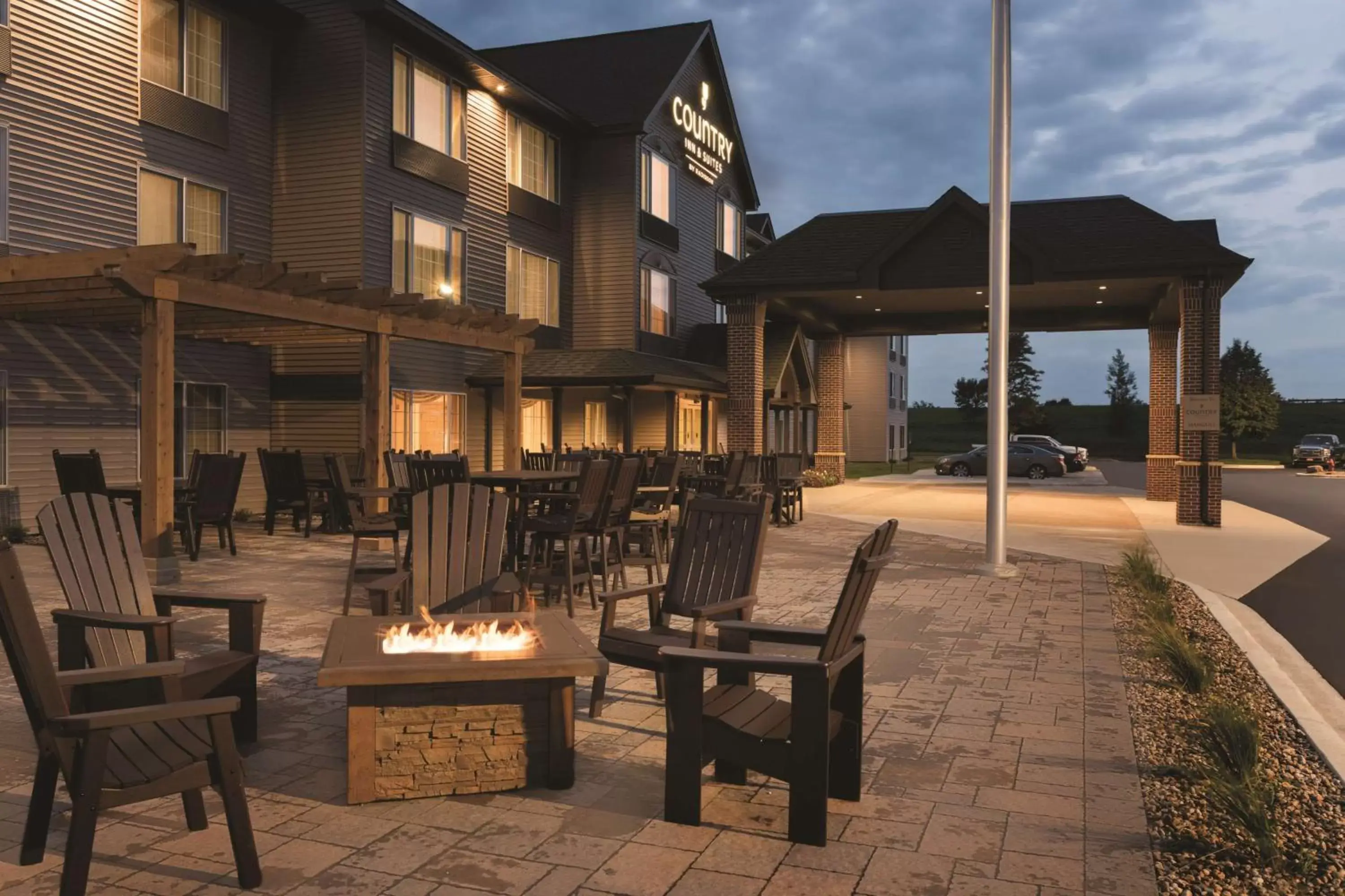 Patio in Country Inn & Suites by Radisson, Mankato Hotel and Conference Center, MN