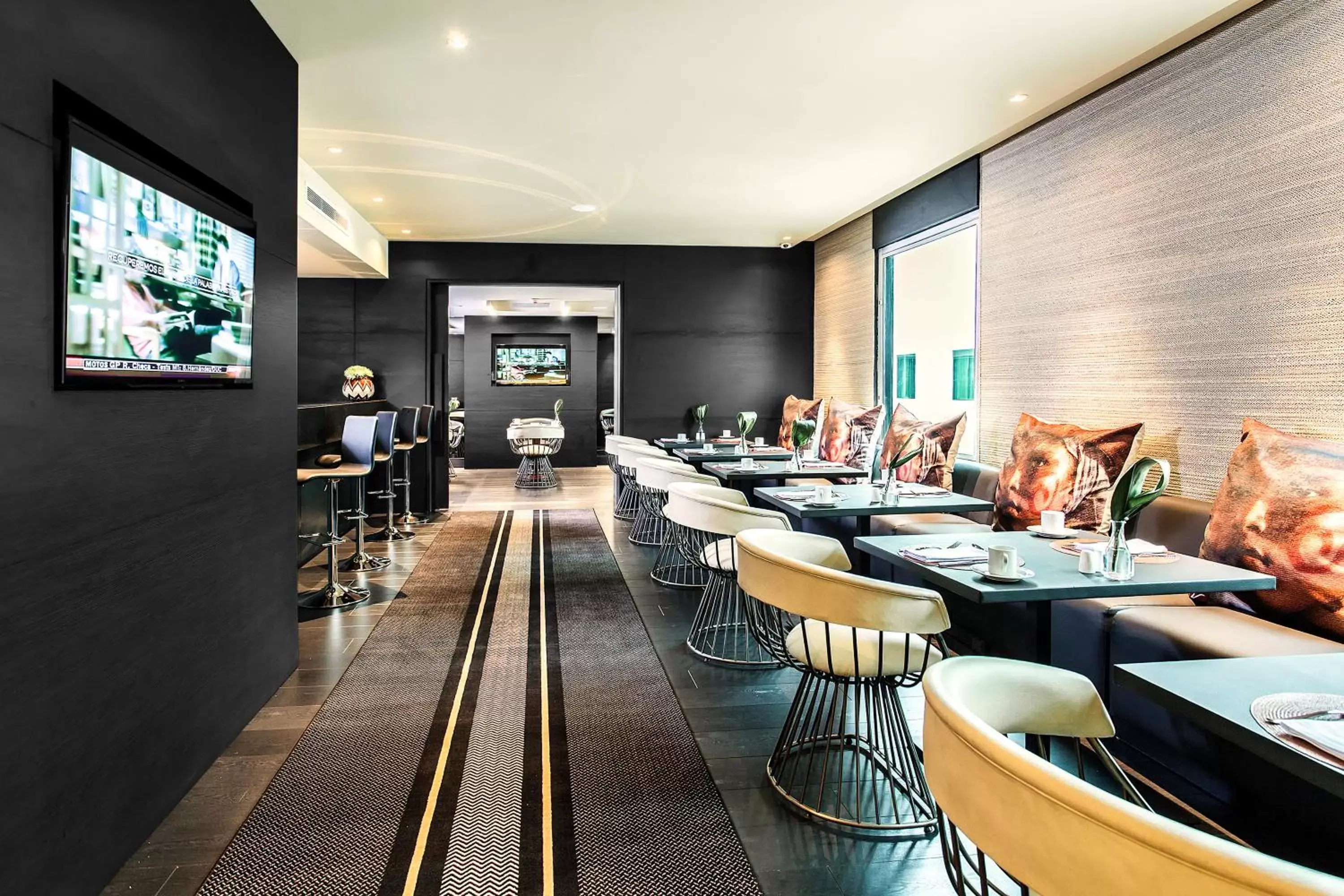 Restaurant/Places to Eat in Movich Buro 26