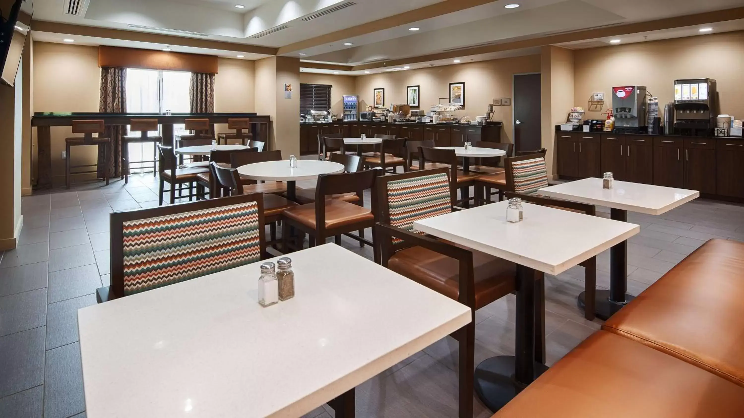 Restaurant/Places to Eat in Best Western Plus Elmendorf Hotel