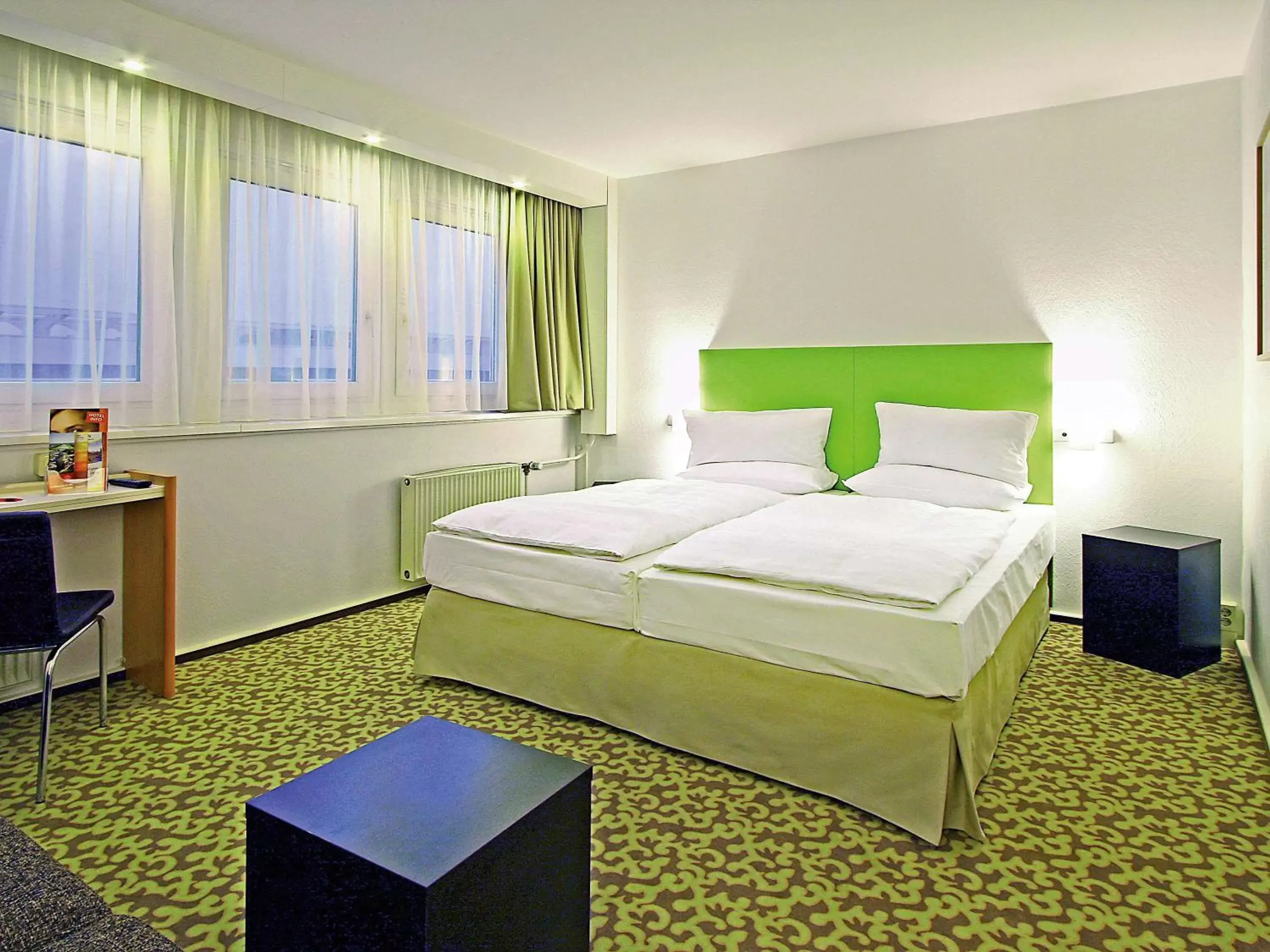 Photo of the whole room, Bed in ibis Dresden Zentrum