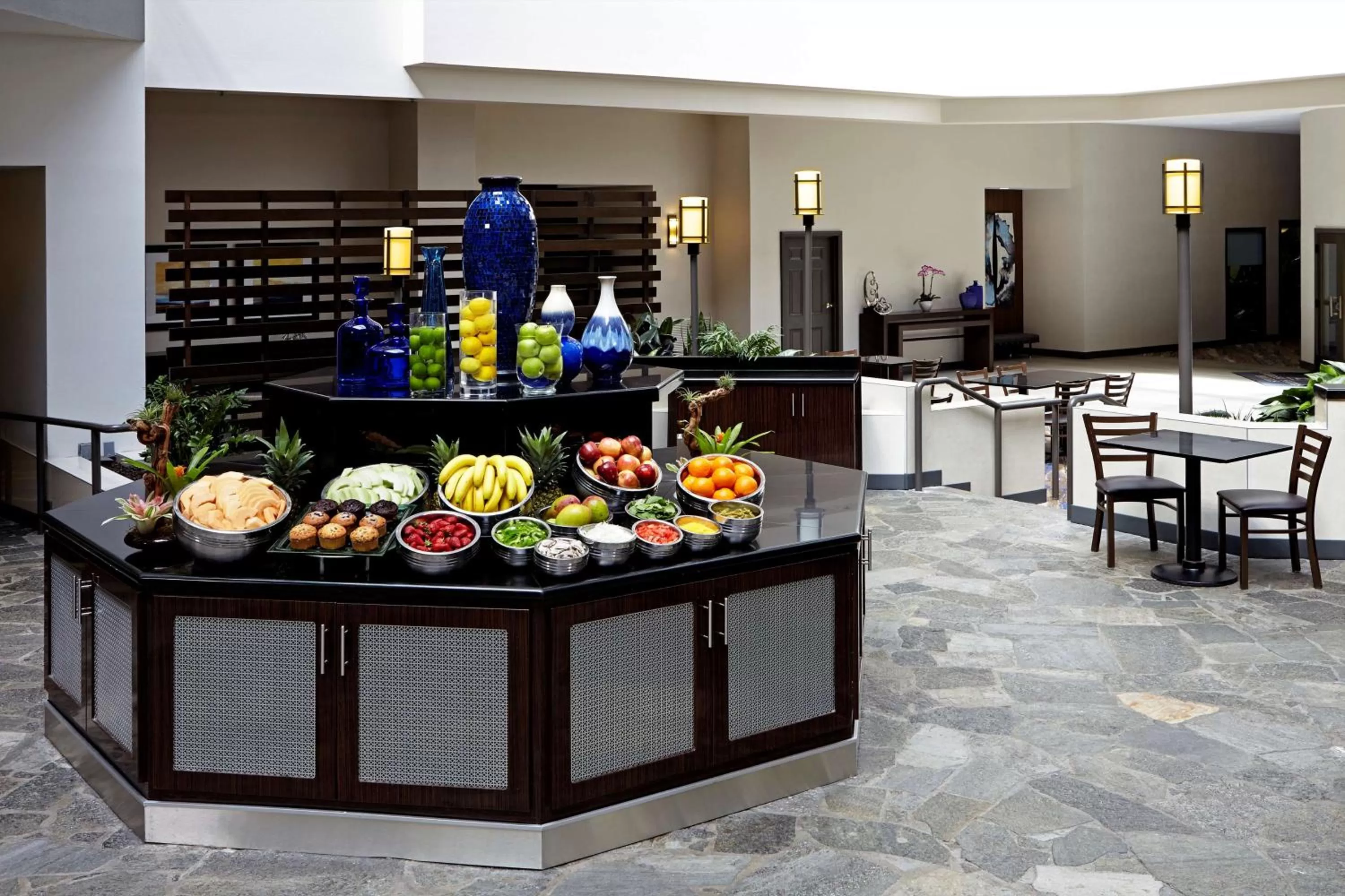 Dining area in Embassy Suites Los Angeles - International Airport/North