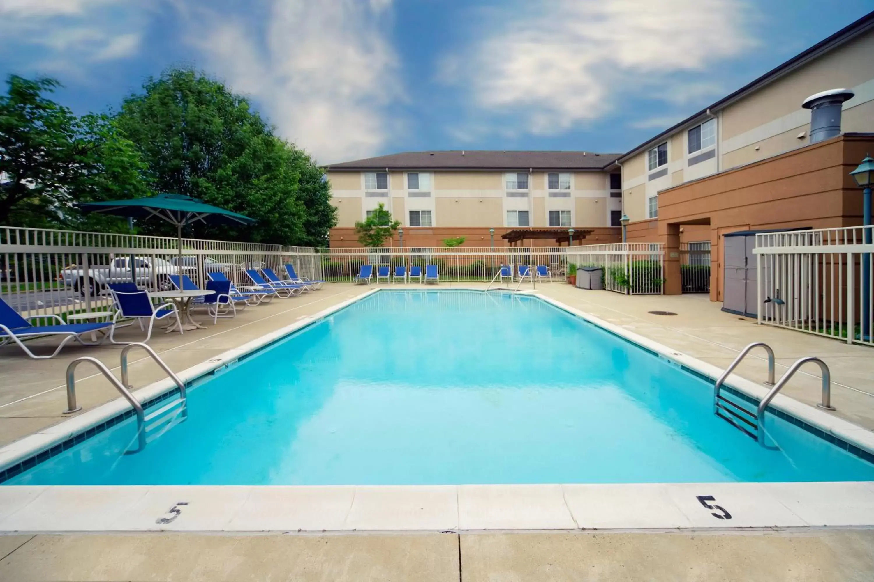 Swimming Pool in Extended Stay America Suites - Phoenix - Biltmore