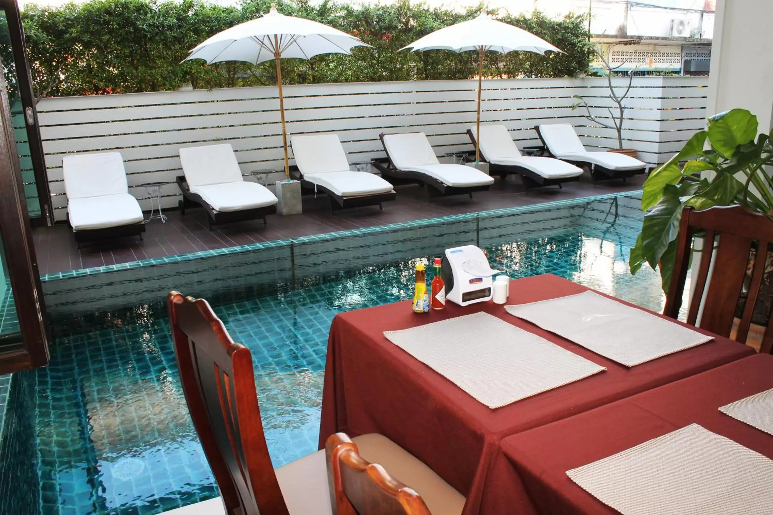 Restaurant/places to eat, Swimming Pool in Goldenbell Hotel Chiangmai