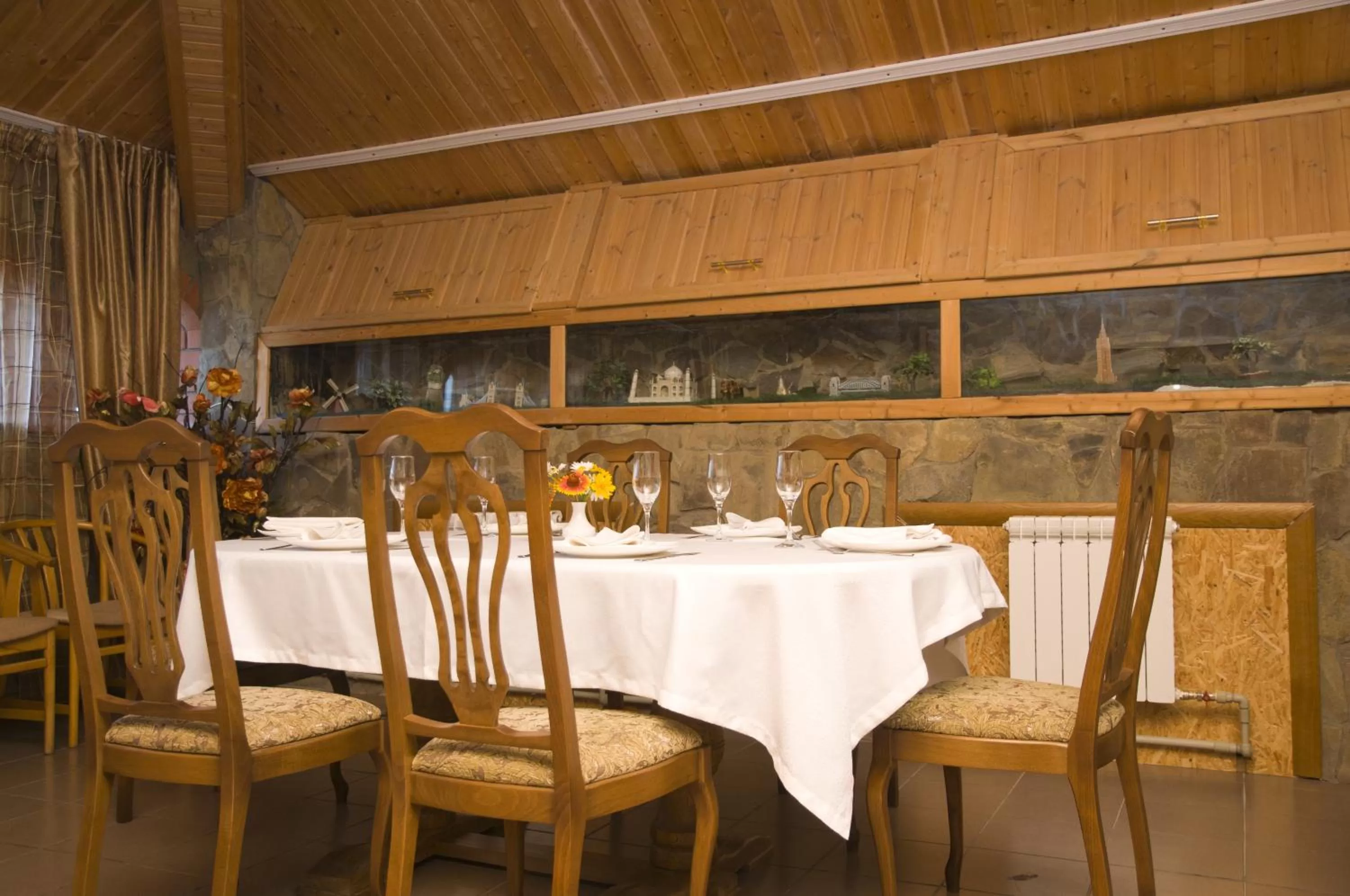 Restaurant/places to eat in Rahat Hotel