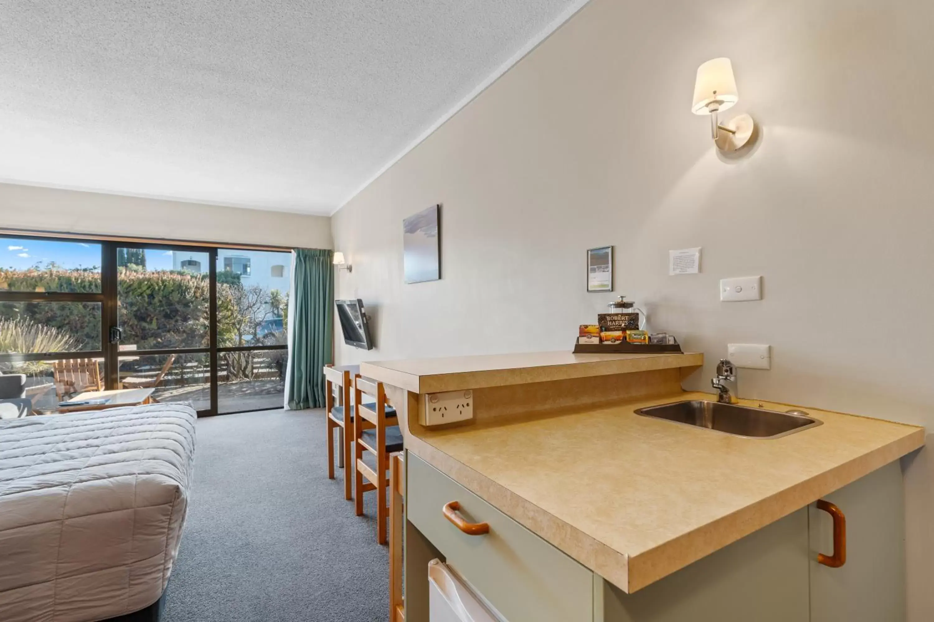 Kitchen/Kitchenette in Aspiring Lodge Motel