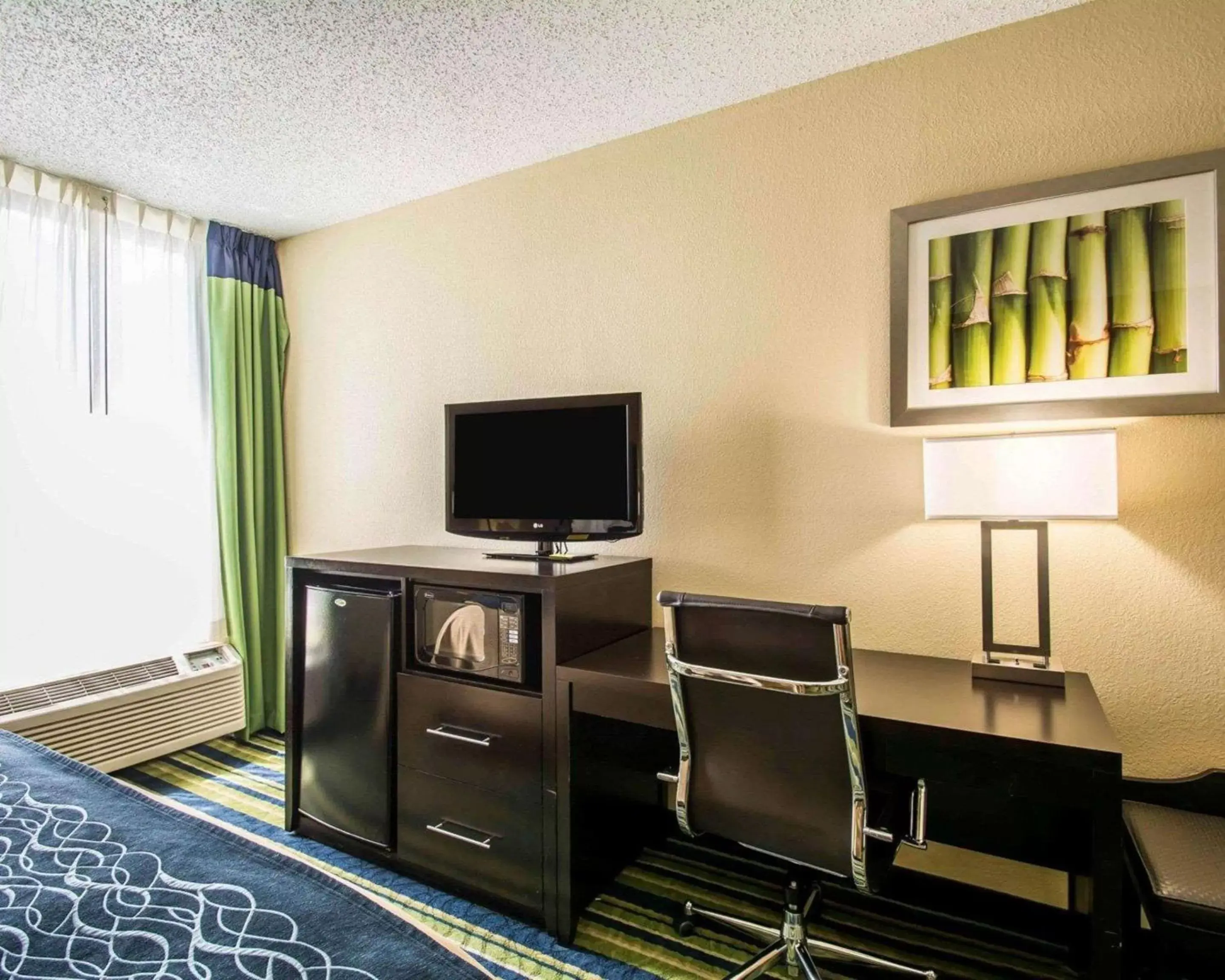 TV and multimedia, TV/Entertainment Center in Comfort Inn & Suites - Lantana - West Palm Beach South