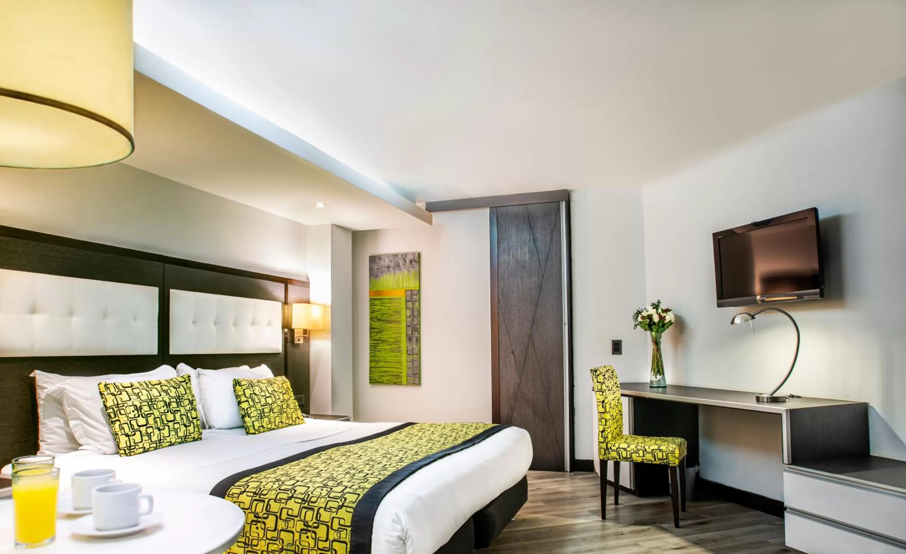 Photo of the whole room, Bed in Hotel City Bog Expo Museo