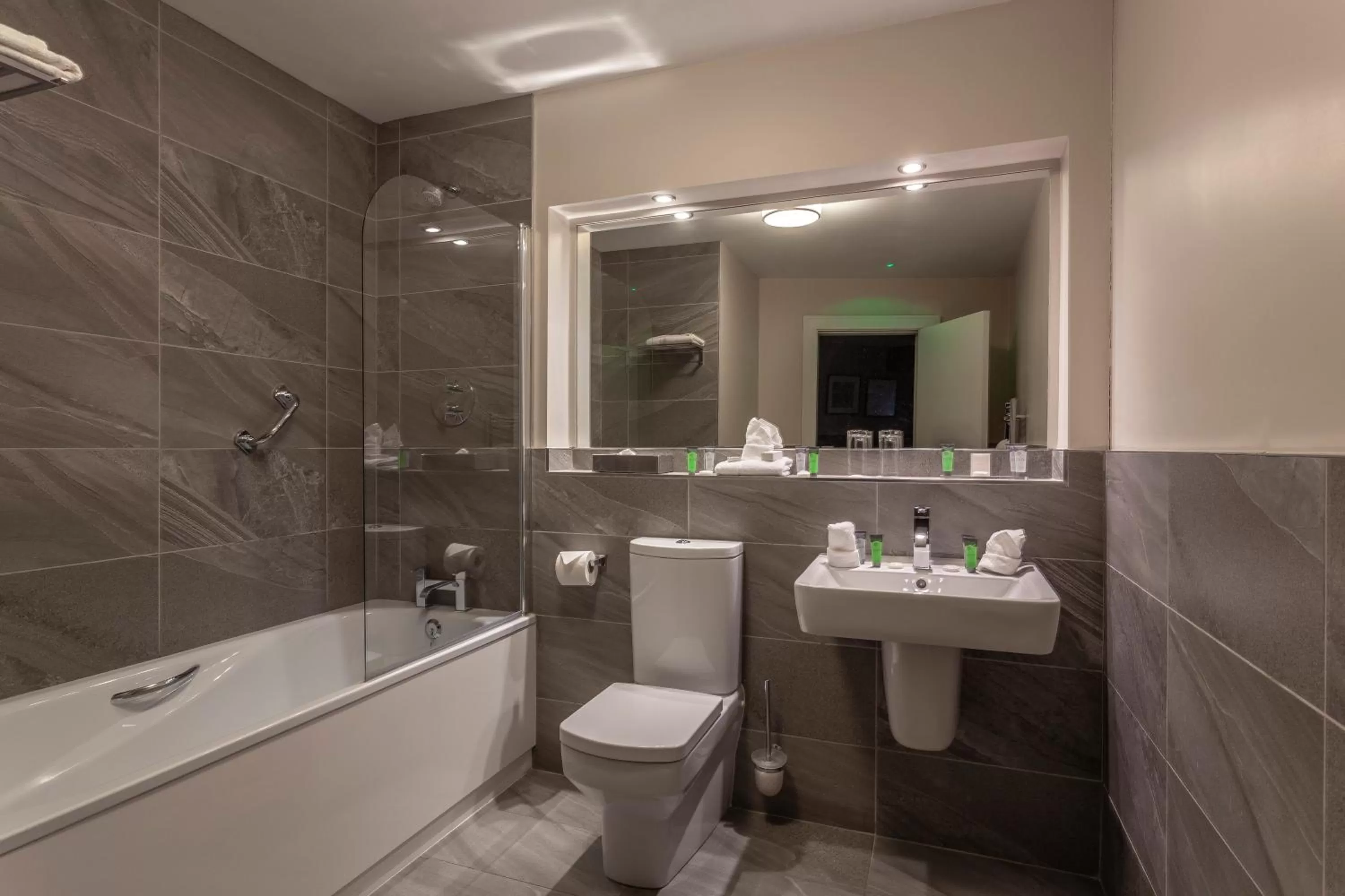 Shower in Glenroyal Hotel