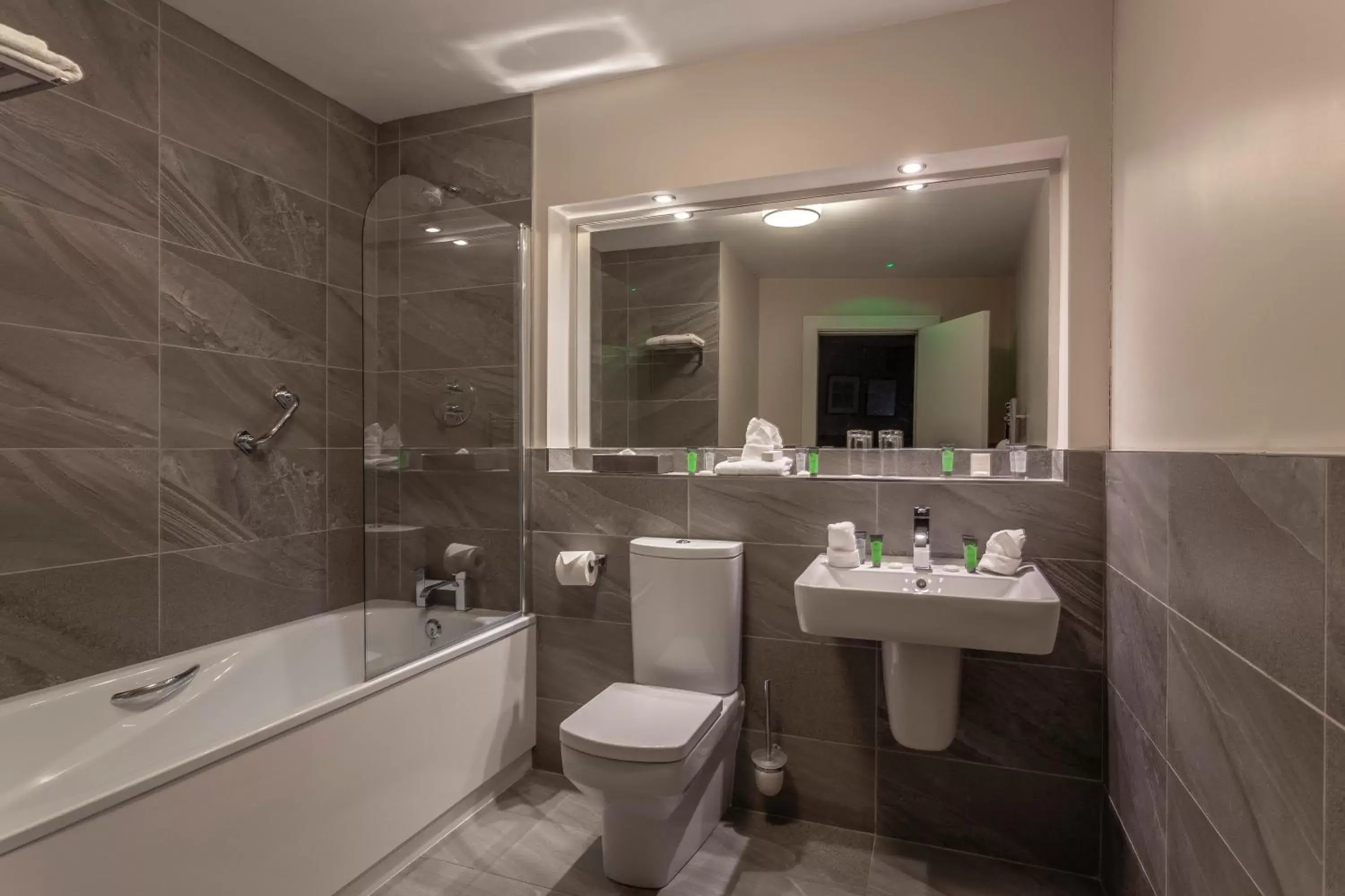 Deluxe Twin Room in Glenroyal Hotel Deluxe Twin Room in Glenroyal Hotel