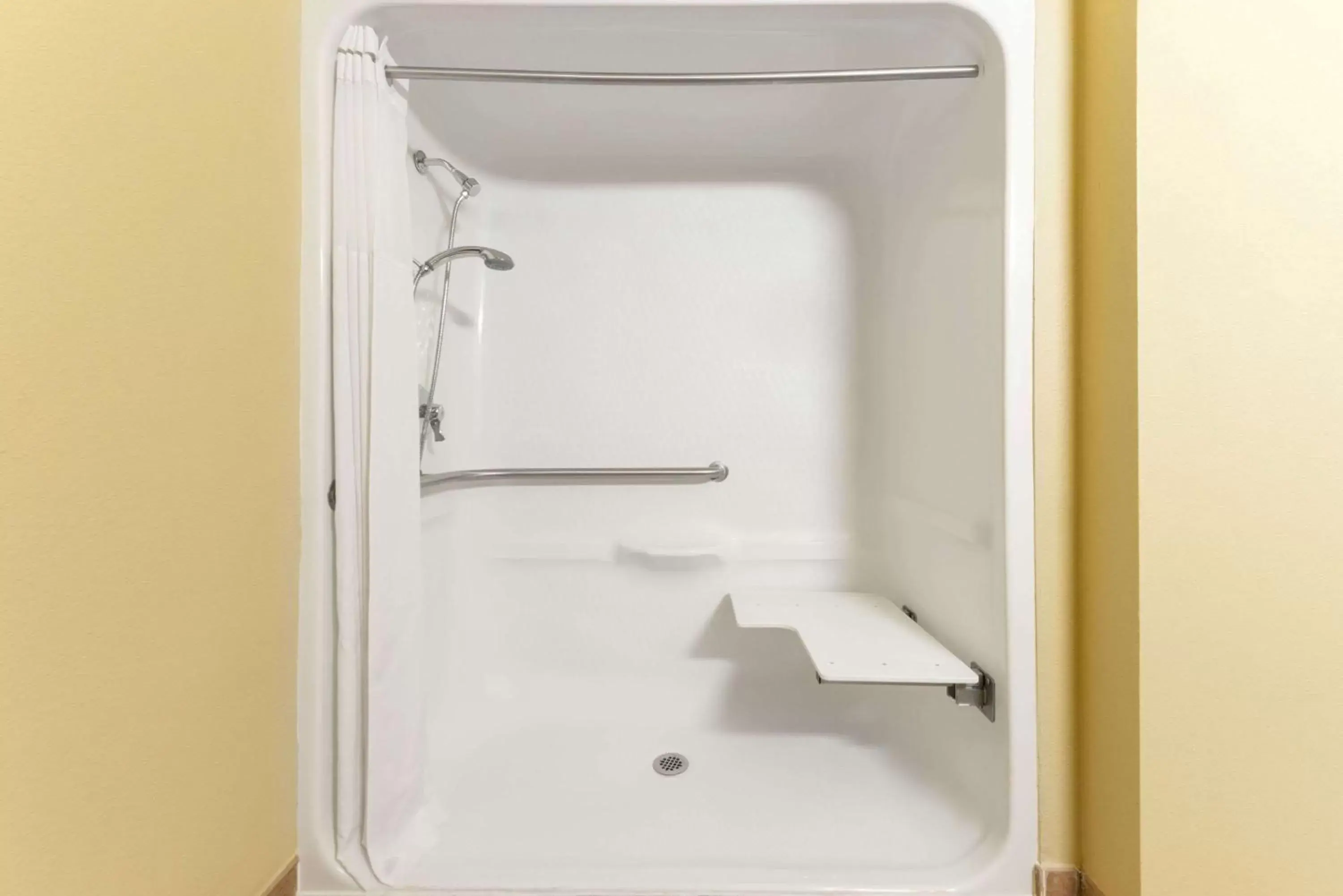 Queen Room with Two Queen Beds and King Bed with Roll-In Shower - Mobility/Hearing Accessible - Non-Smoking in Baymont by Wyndham Perryton Queen Room with Two Queen Beds and King Bed with Roll-In Shower - Mobility/Hearing Accessible - Non-Smoking in Baymont by Wyndham Perryton