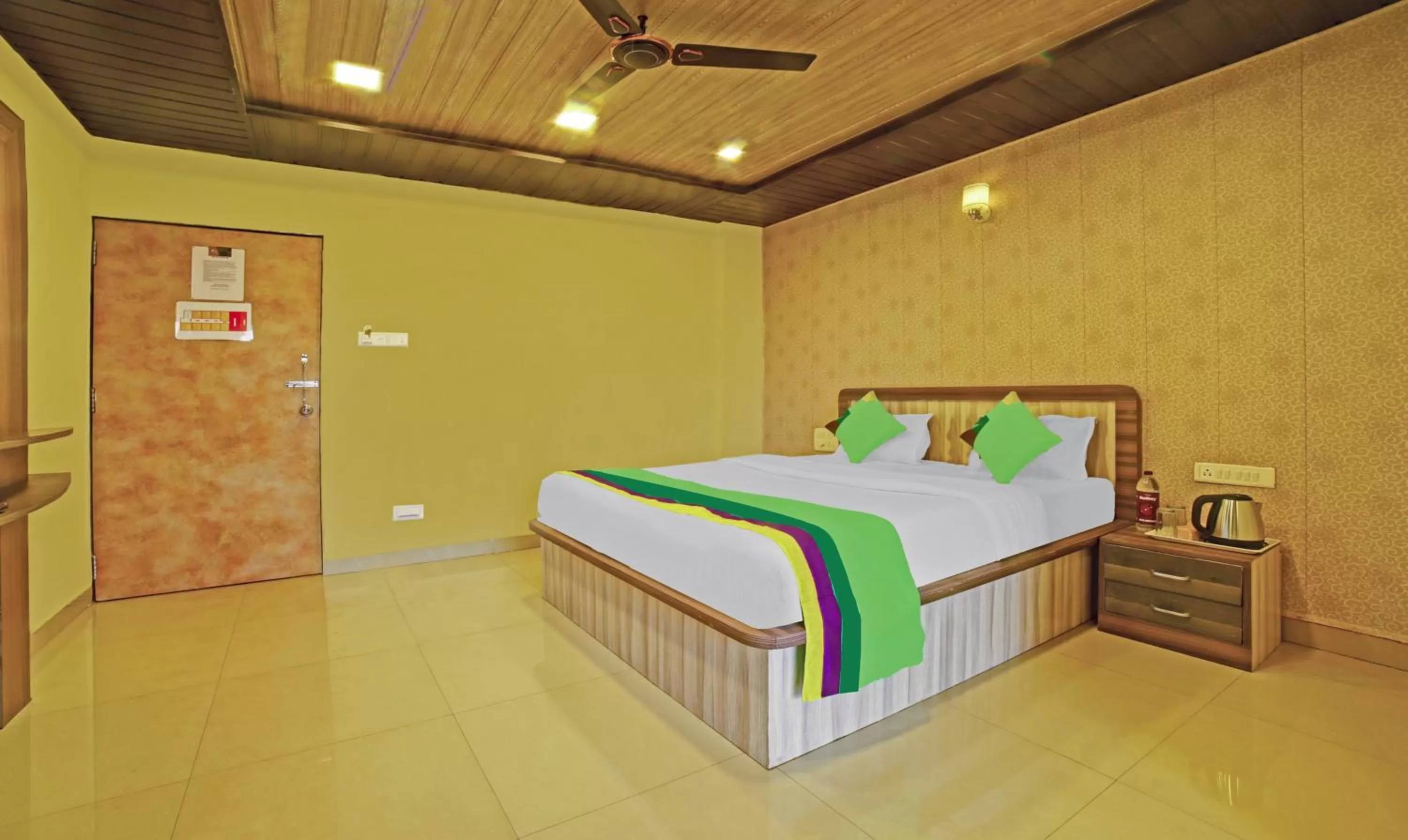 Bedroom, Bed in Treebo Balaji Excellency with Pool & Spa