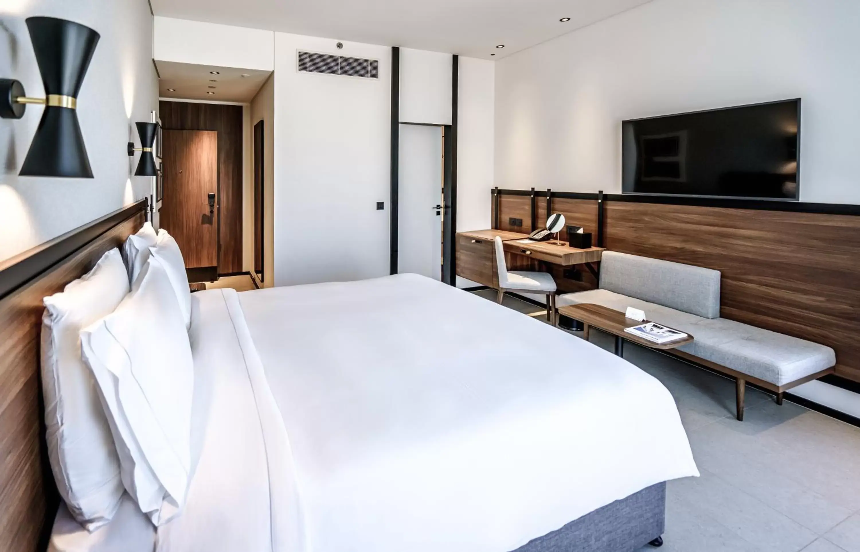 Bed, TV/Entertainment Center in FORM Hotel Dubai, a Member of Design Hotels