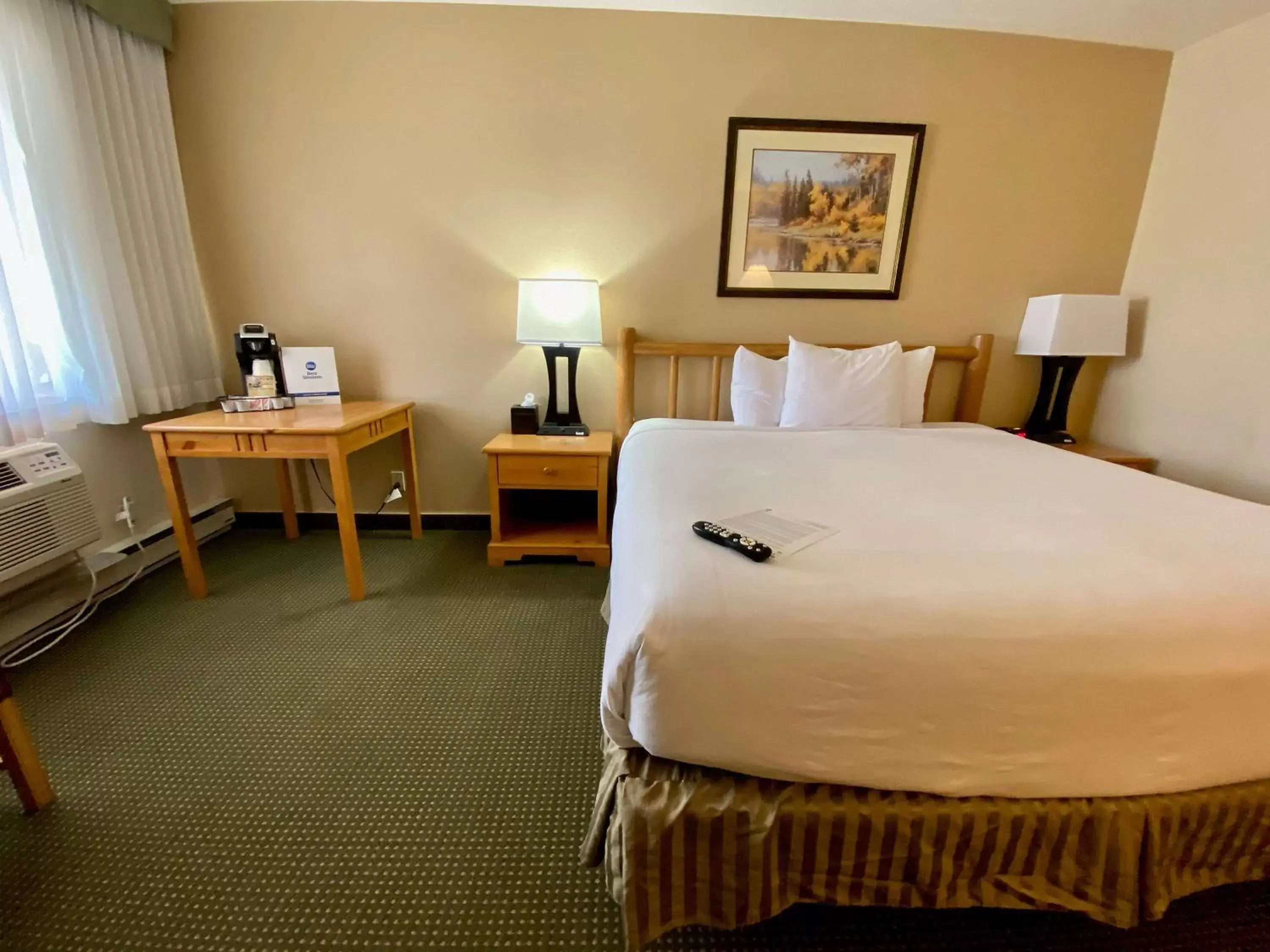 Photo of the whole room, Bed in Best Western Sheridan Center