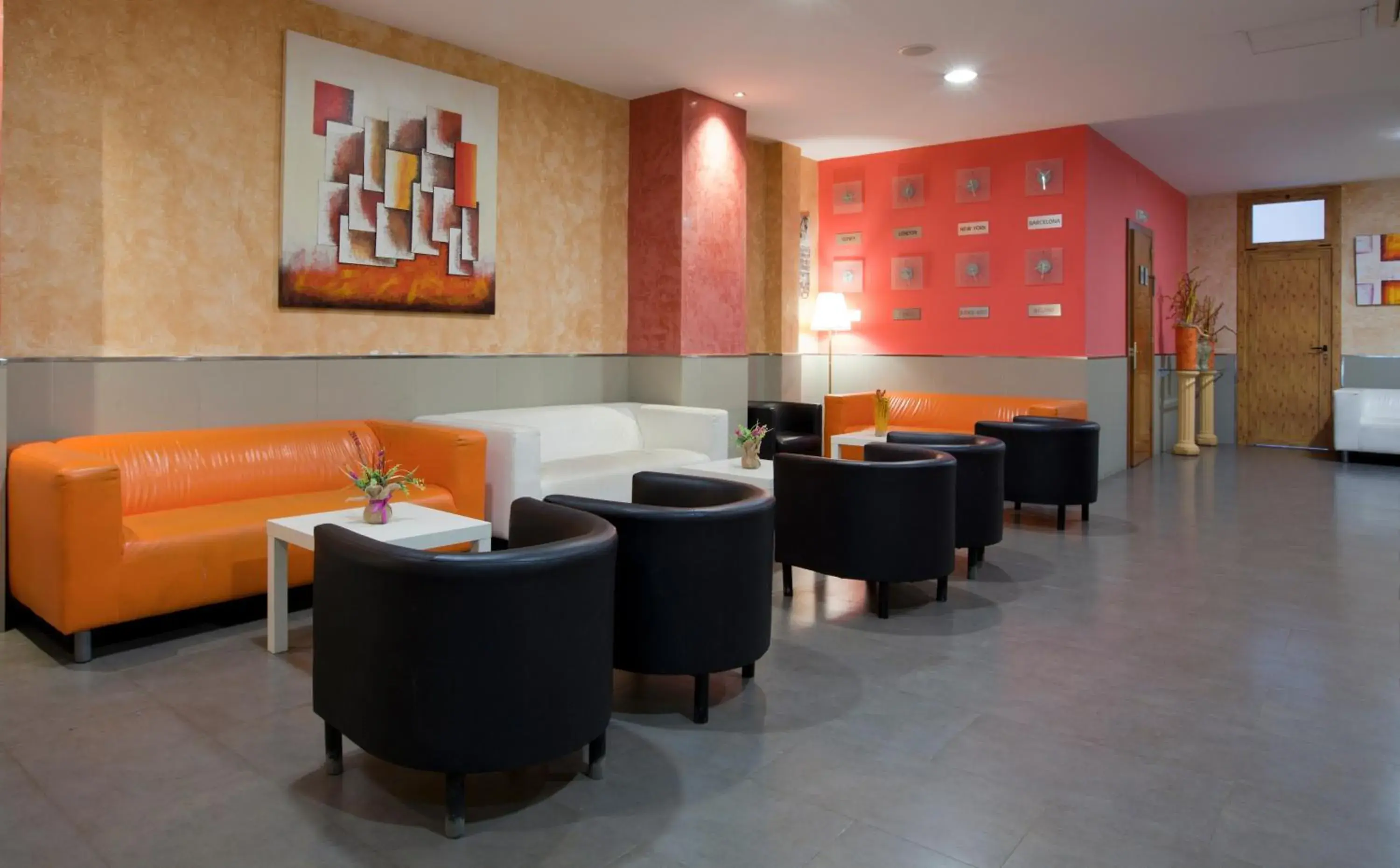 Communal lounge/ TV room, Lounge/Bar in Hostal Barcelona