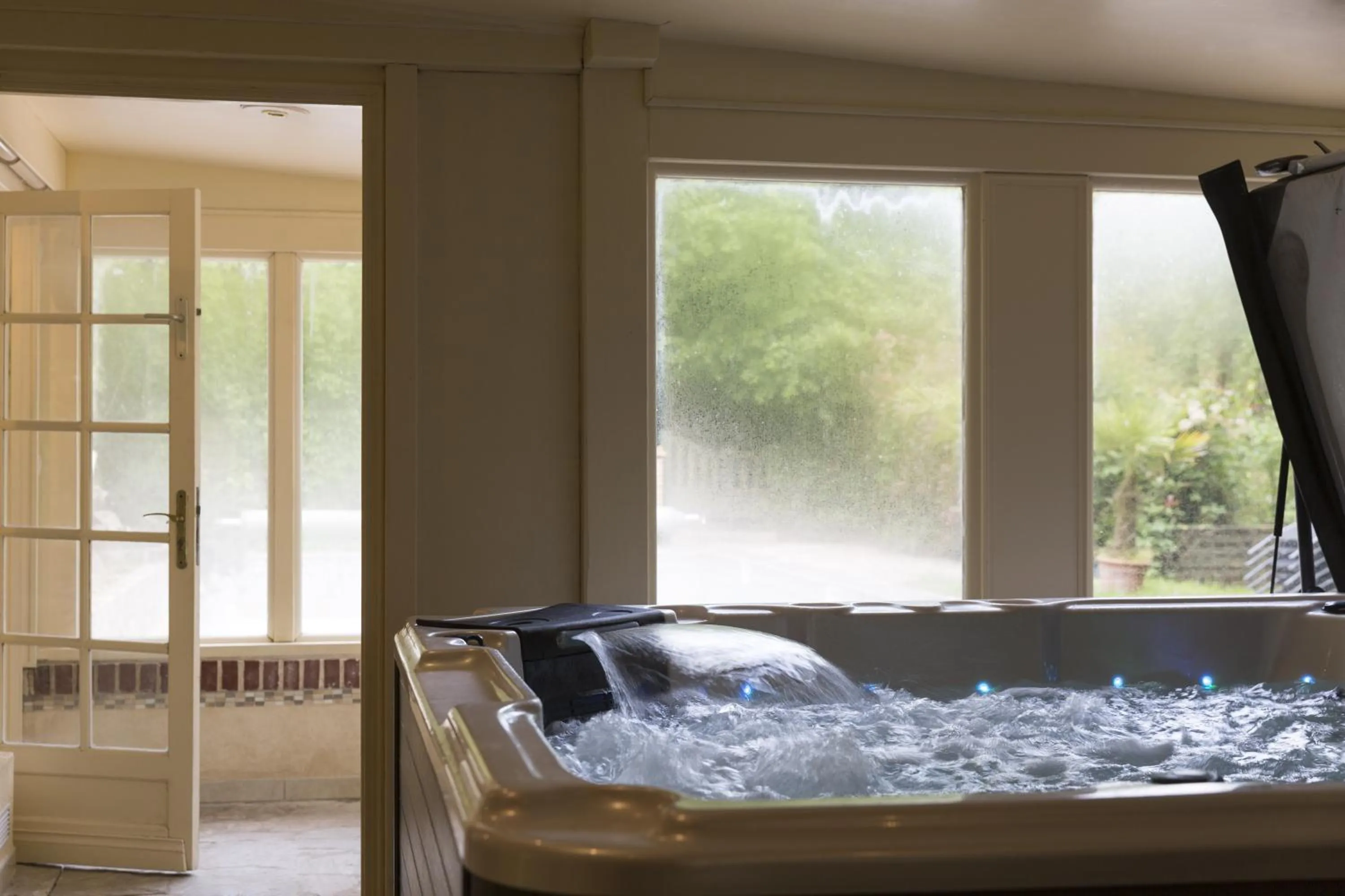 Hot Tub in Belle Isle Sur Risle - Chateau Hotel & Spa