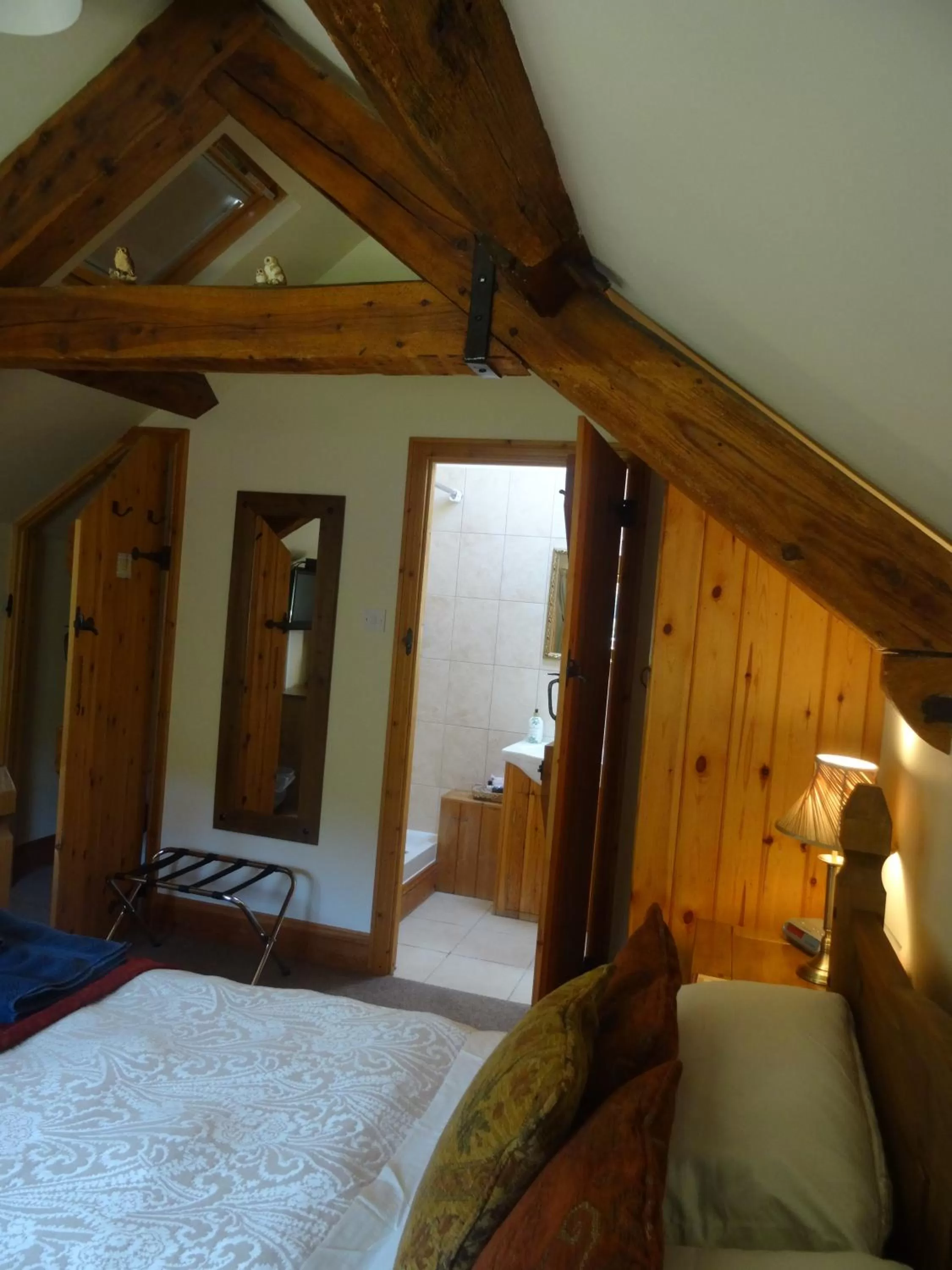 Bed, Seating Area in Middle Woodbatch B&B