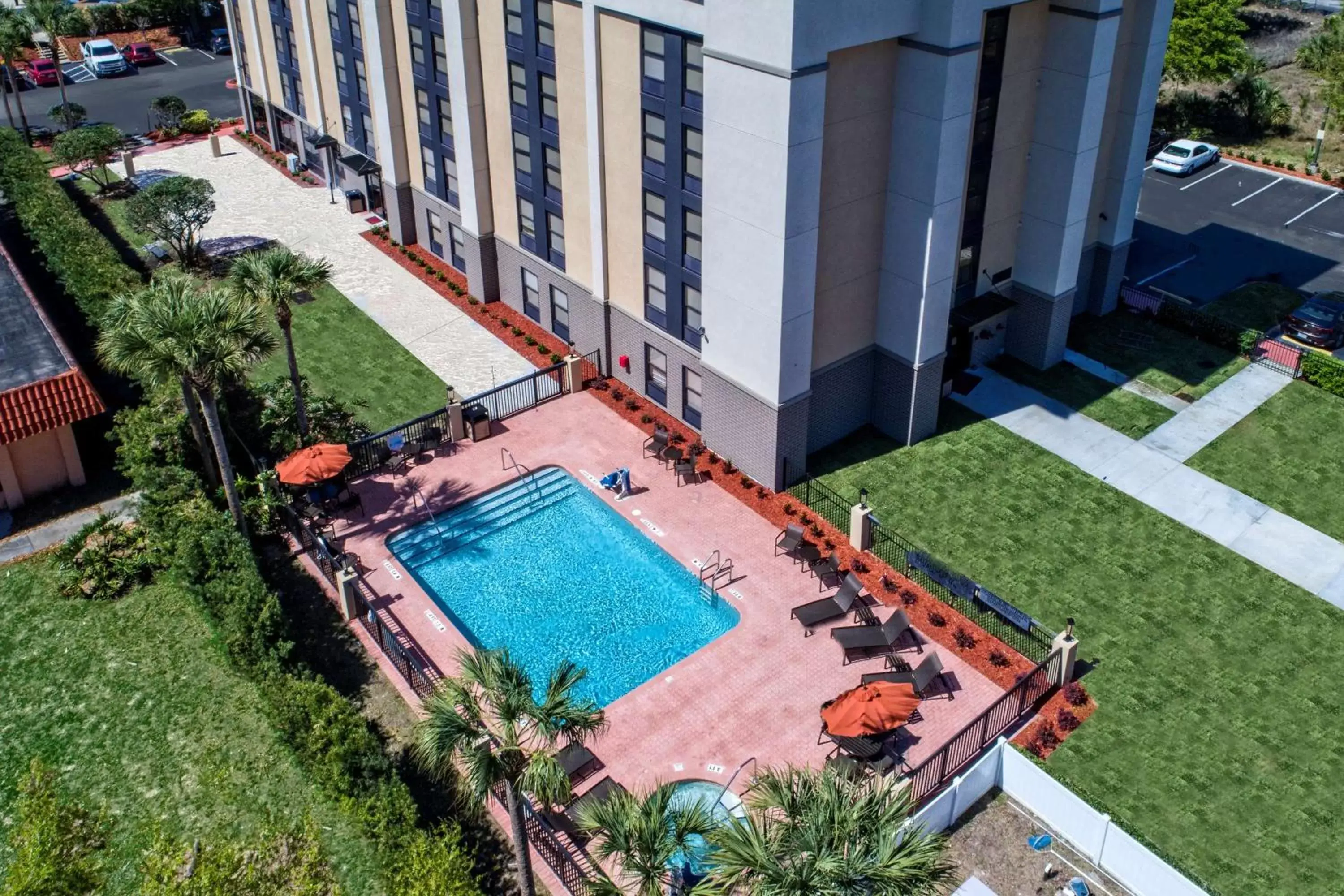 Property building, Pool View in Hampton Inn Orlando-Maingate South