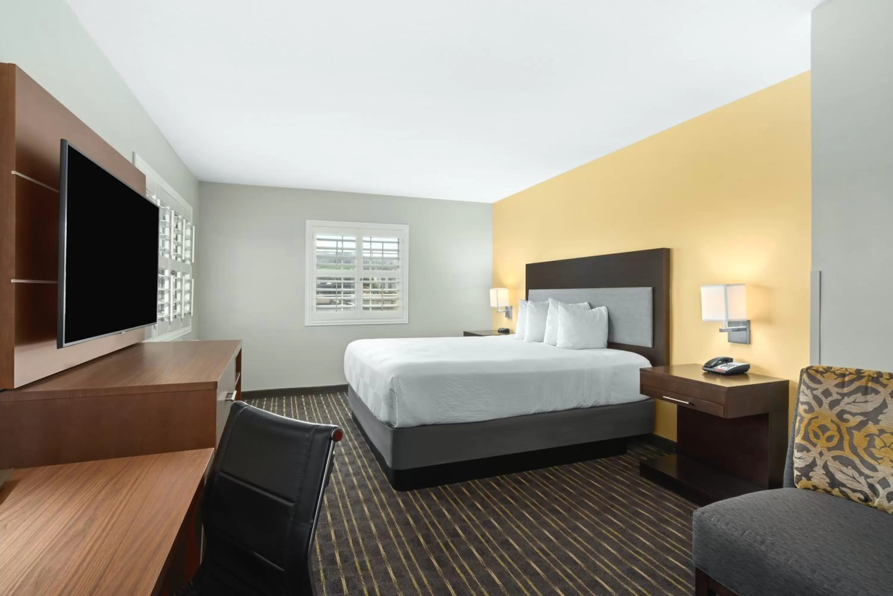 Bedroom, Bed in Hotel Aura SFO Airport FREE SHUTTLE