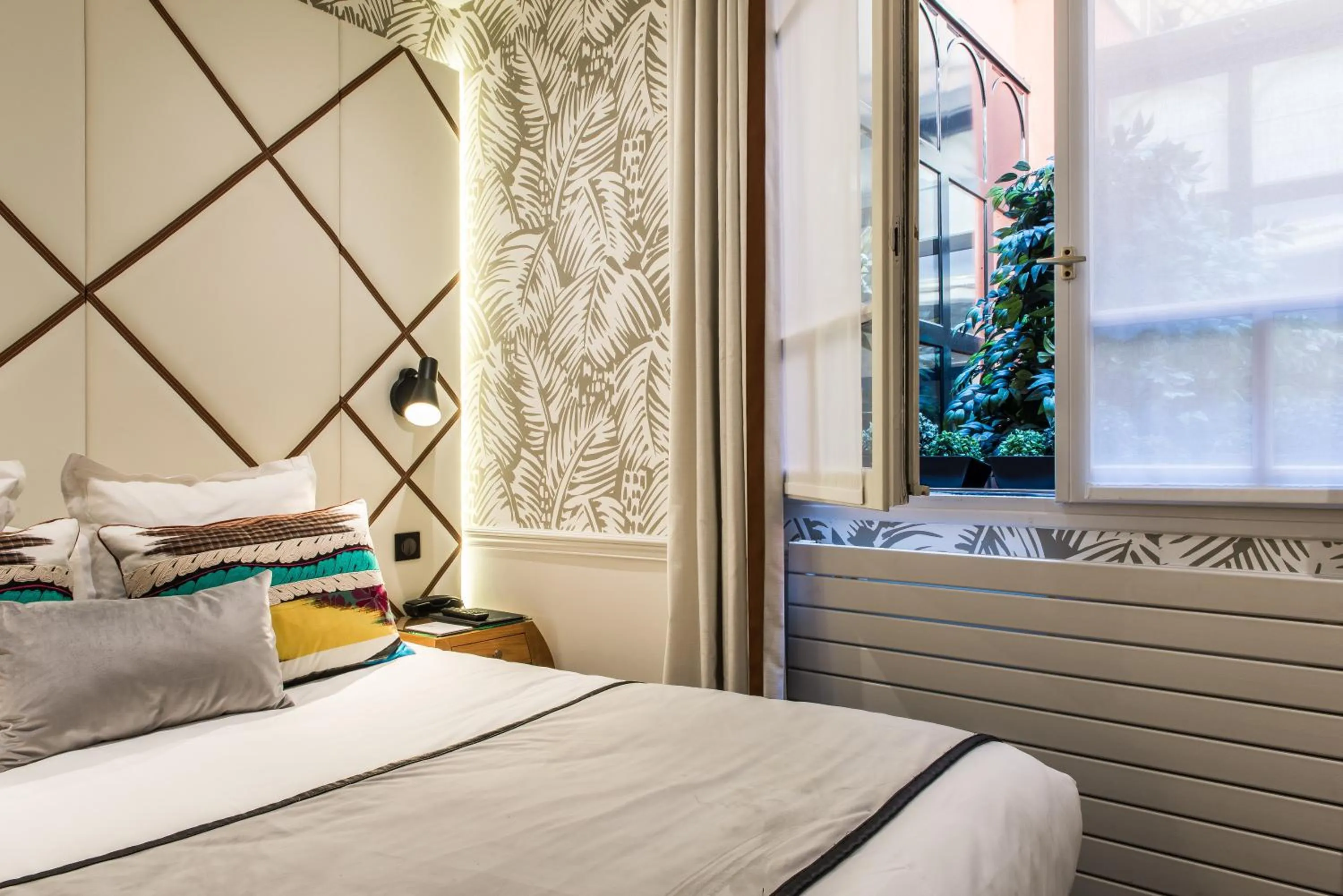 Bedroom, Bed in Hôtel Jardin Le Bréa