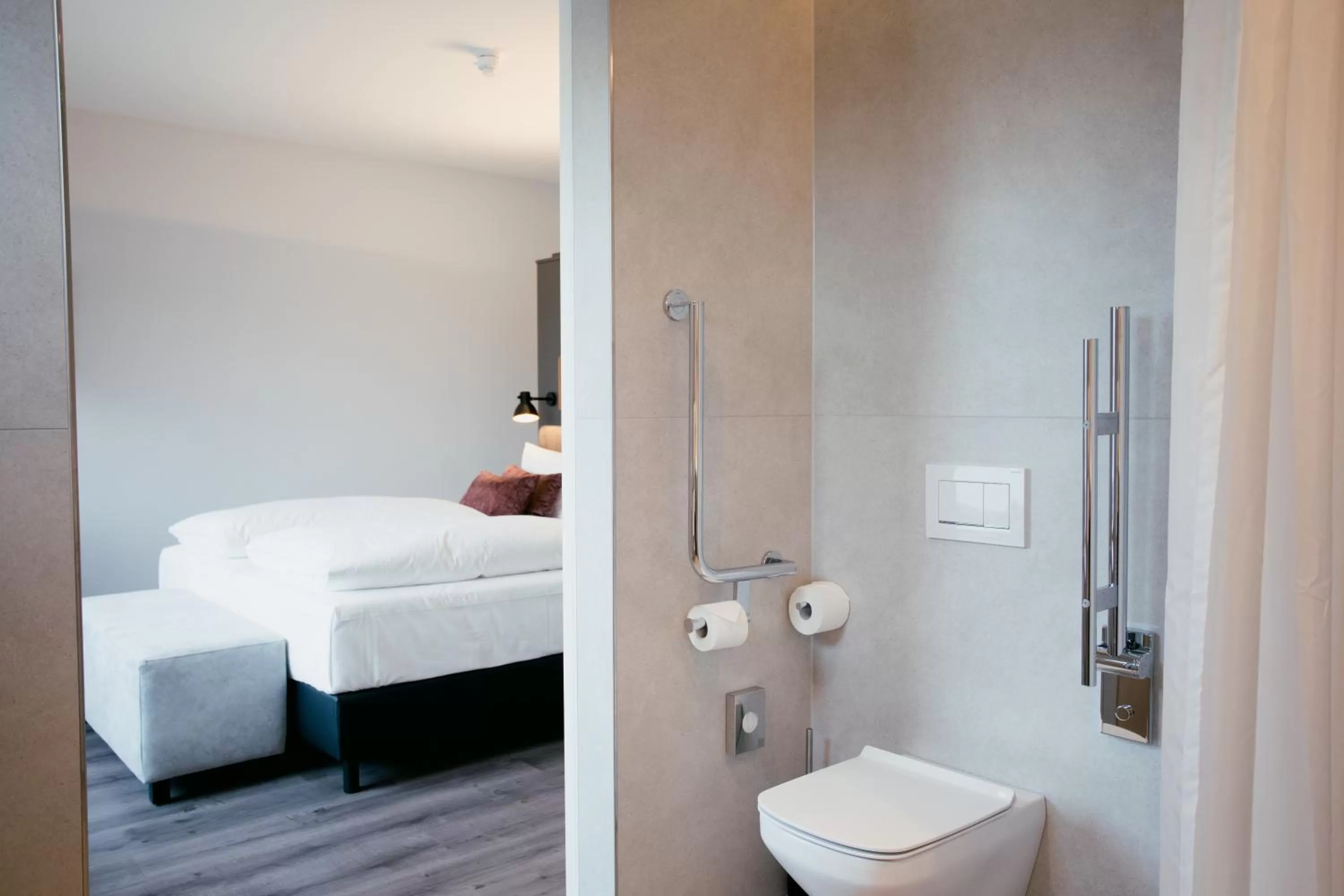 Toilet, Bed in DOM Hotel LIMBURG