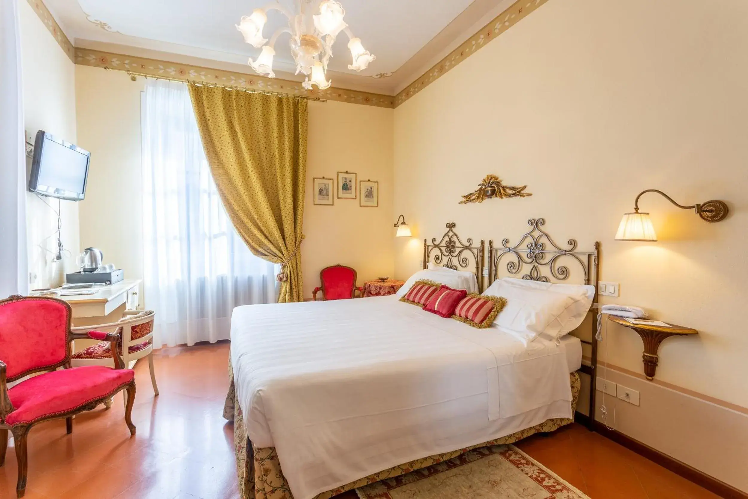 Photo of the whole room, Bed in Hotel Villa Marsili