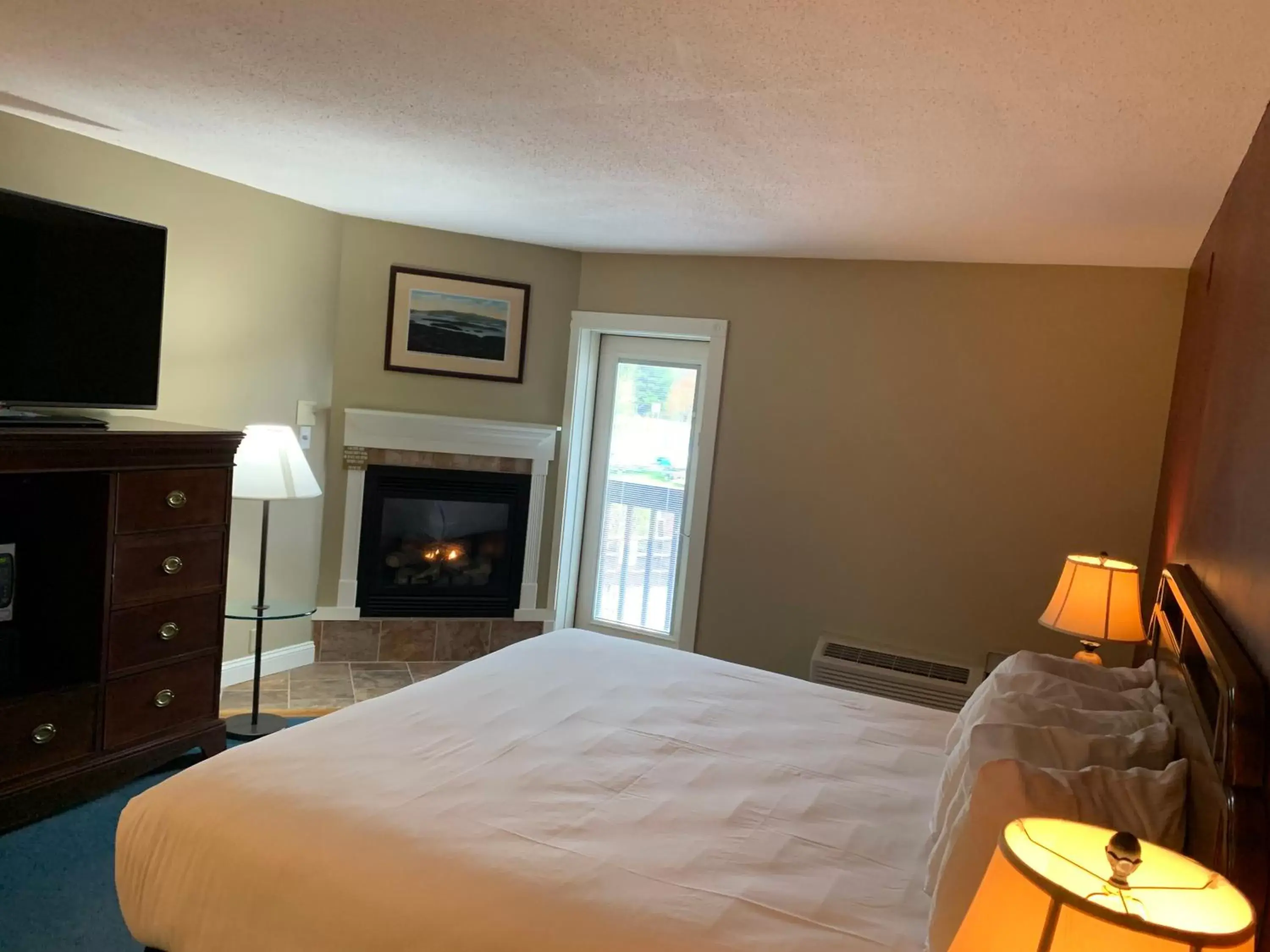 Bedroom, Bed in Fireside Inn & Suites Gilford