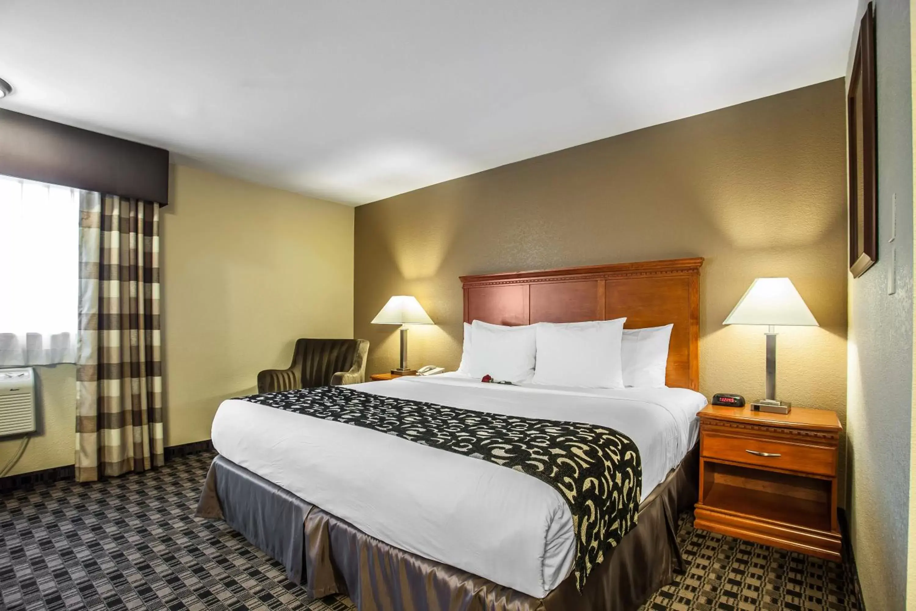 Bedroom, Bed in Clarion Inn Renton-Seattle