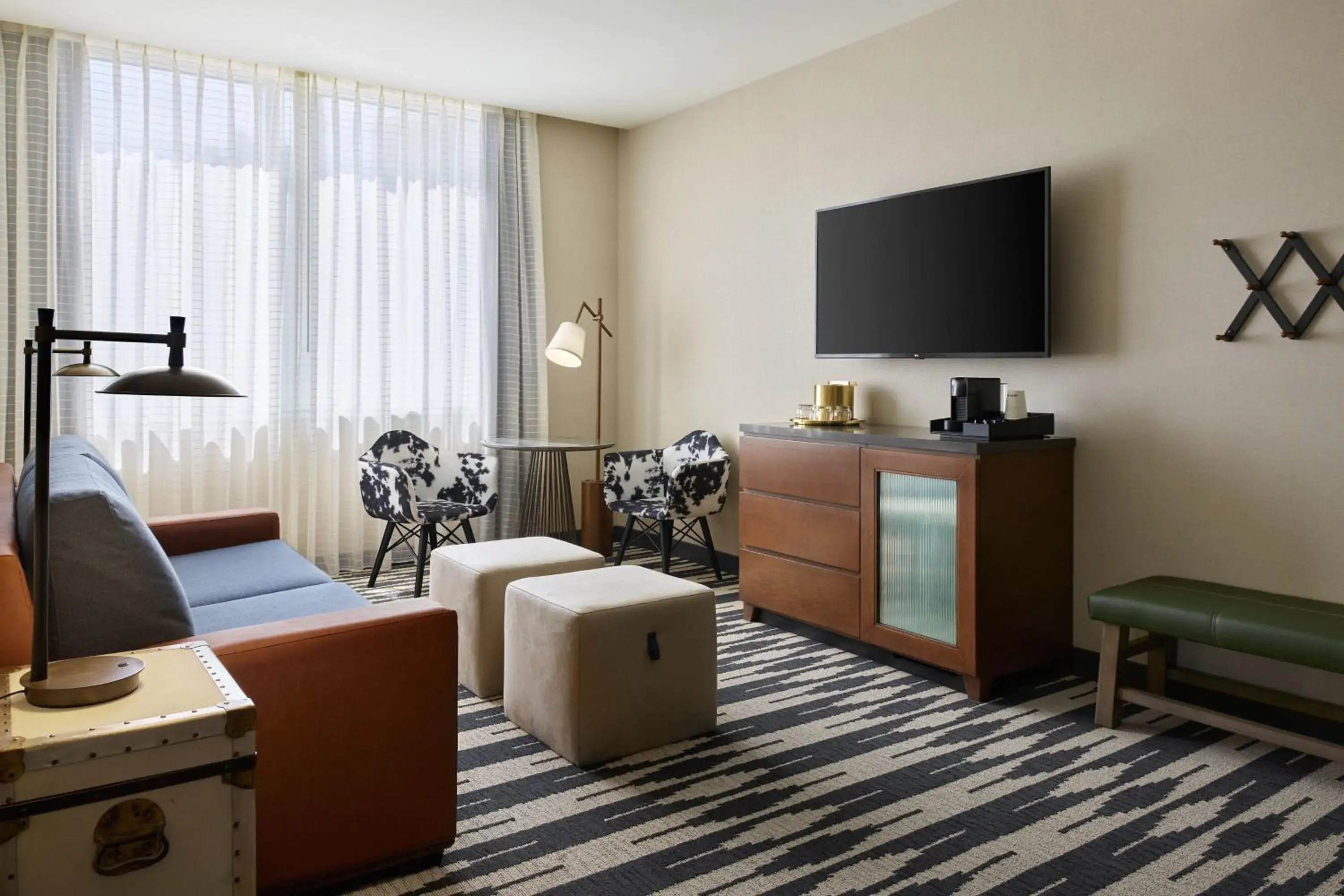 Bedroom, TV/Entertainment Center in The Leo Kent Hotel, Tucson, a Tribute Portfolio Hotel