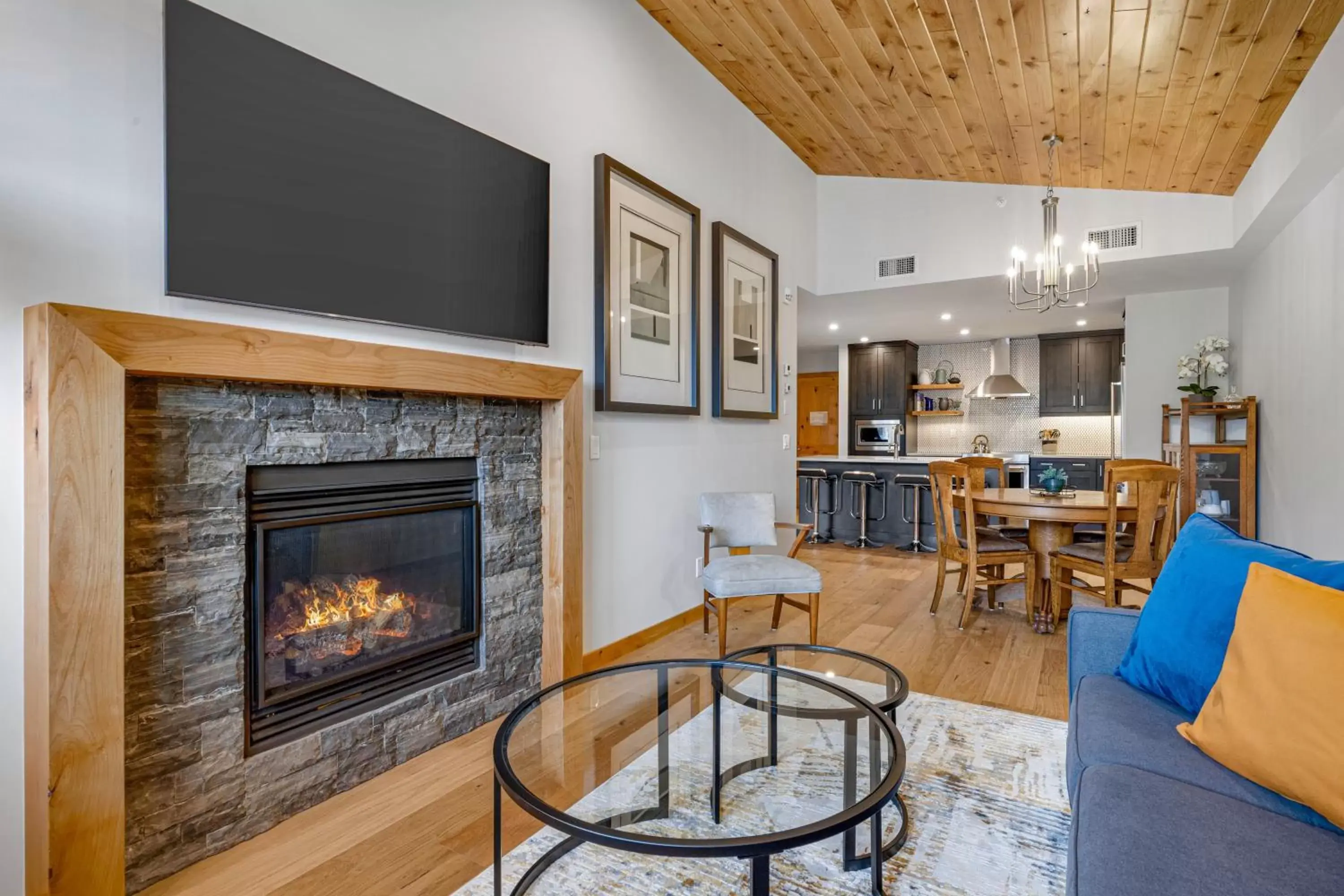 Living room, Lounge/Bar in Tamarack Lodge by Spring Creek Vacations