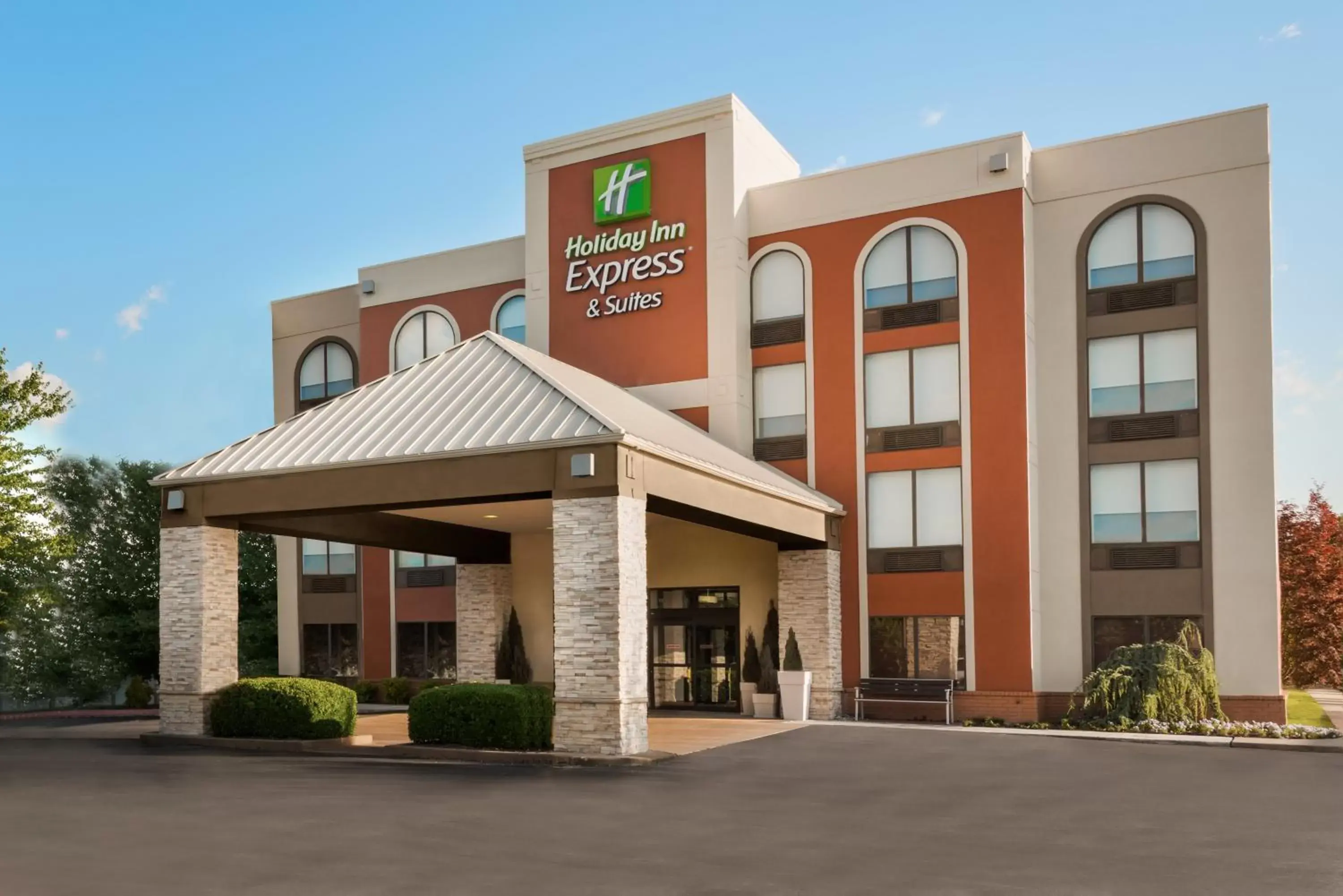 Property Building in Holiday Inn Express Hotel & Suites Bentonville, an IHG Hotel
