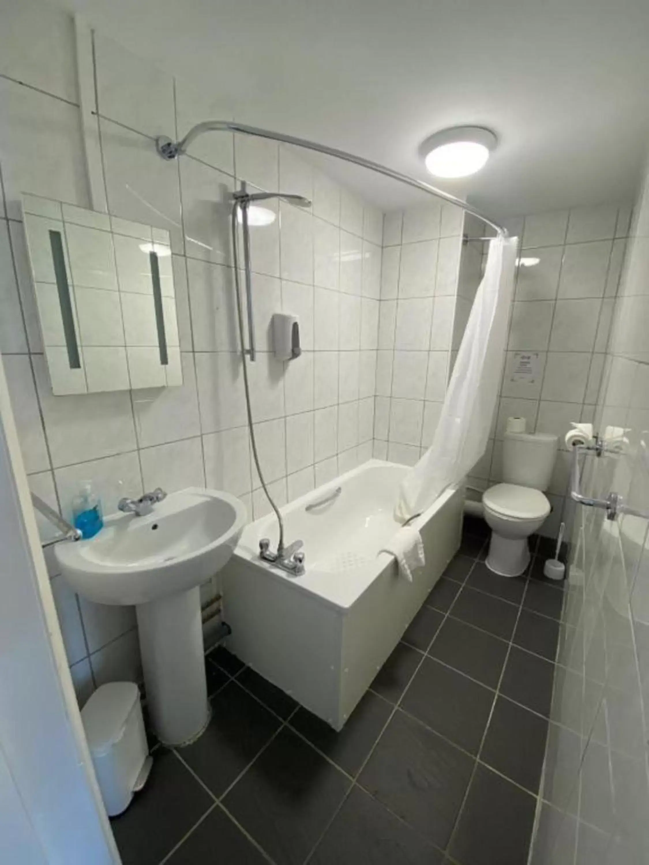 Bathroom in OYO Carlton Court Hotel