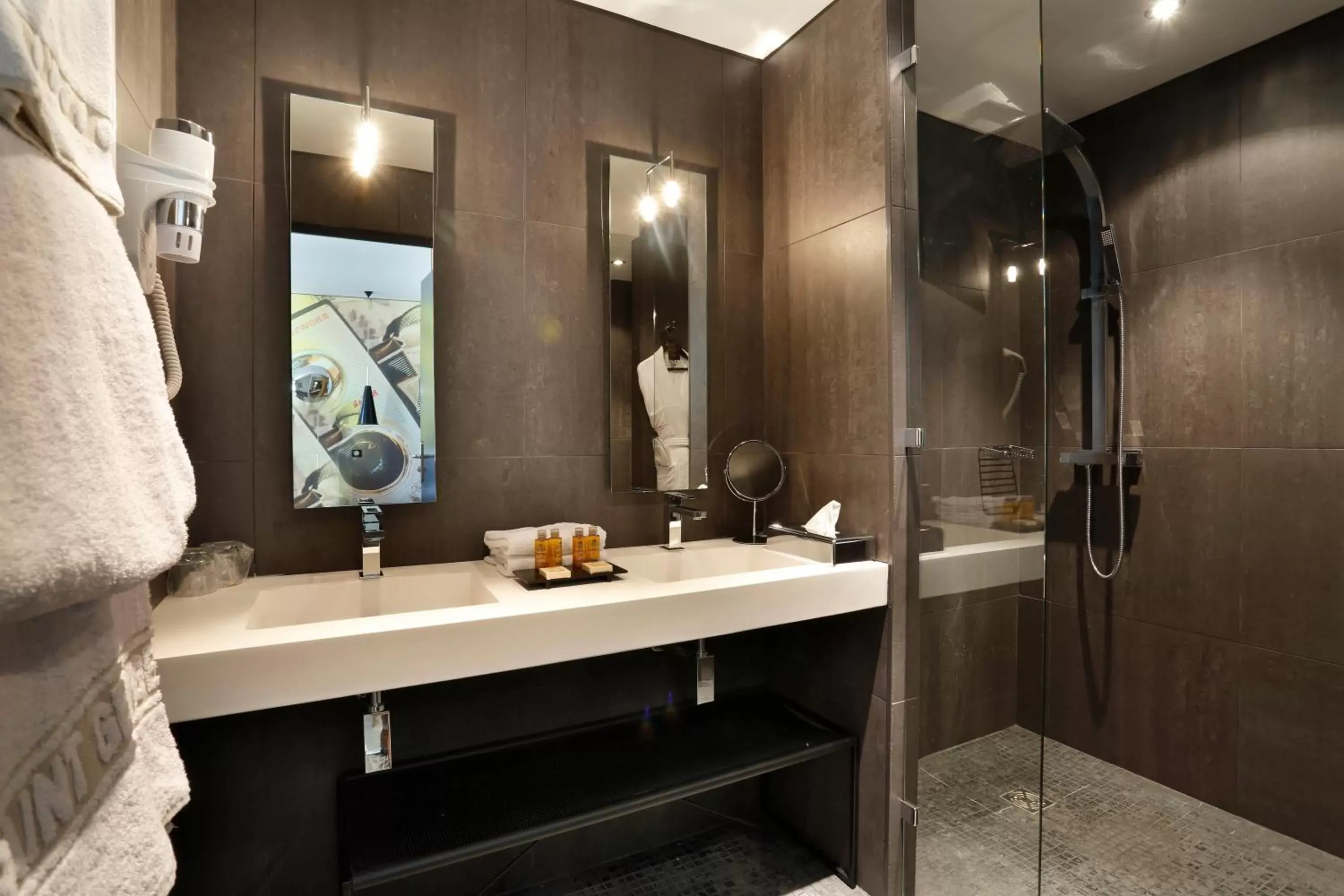 Shower, Bathroom in Saint Georges Hotel & Spa