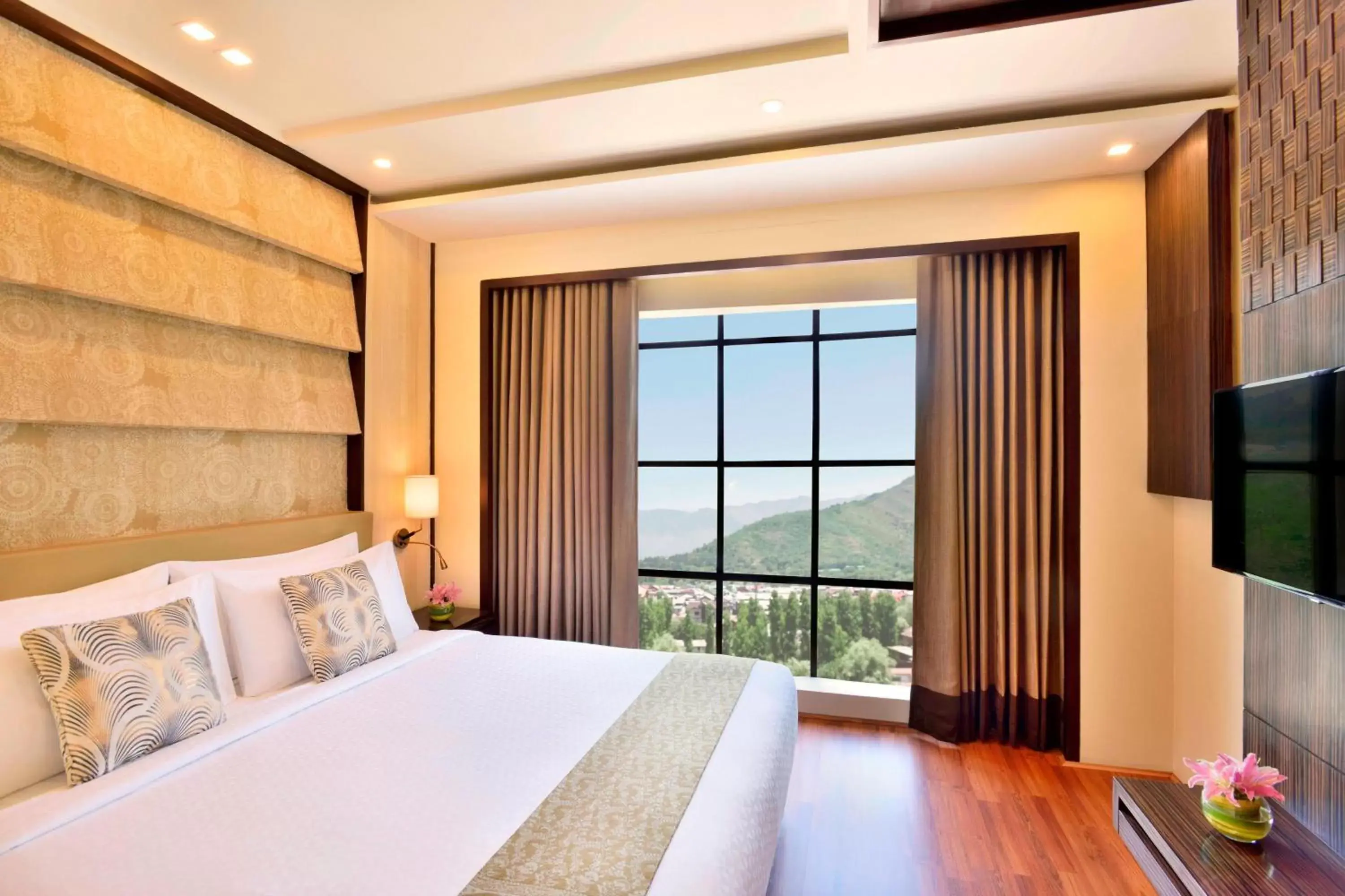Bedroom, Bed in Four Points by Sheraton Srinagar