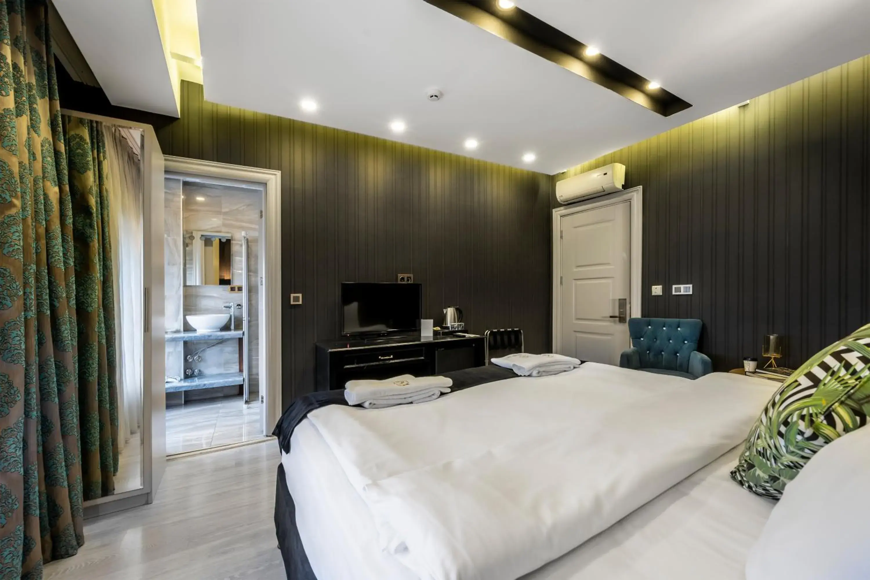 Communal lounge/ TV room, Bed in Hotel Golden Gate Topkapi