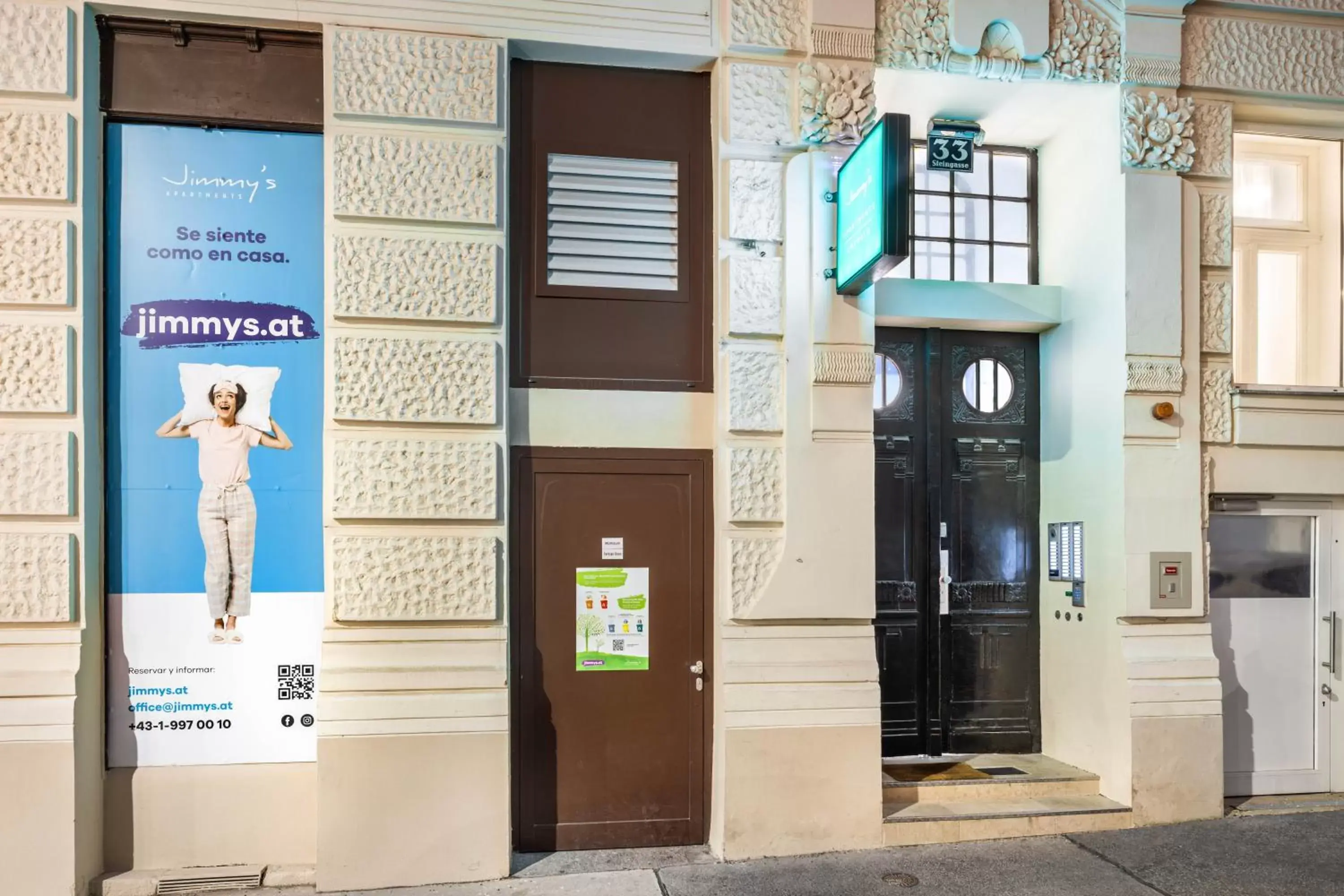 Facade/entrance in Jimmy's Apartments Emerald Facade/entrance in Jimmy's Apartments Emerald